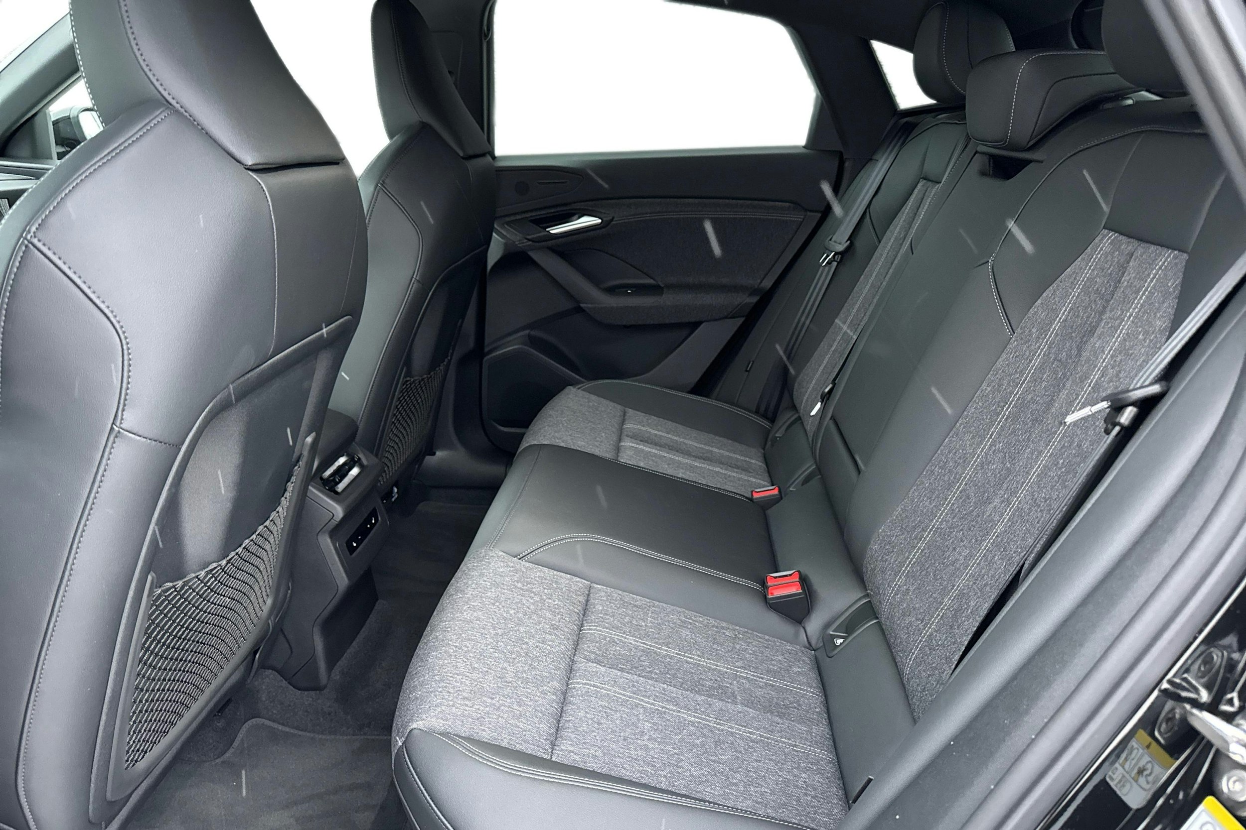 met. musta Audi Q6 e-tron 2025 kuva 8.