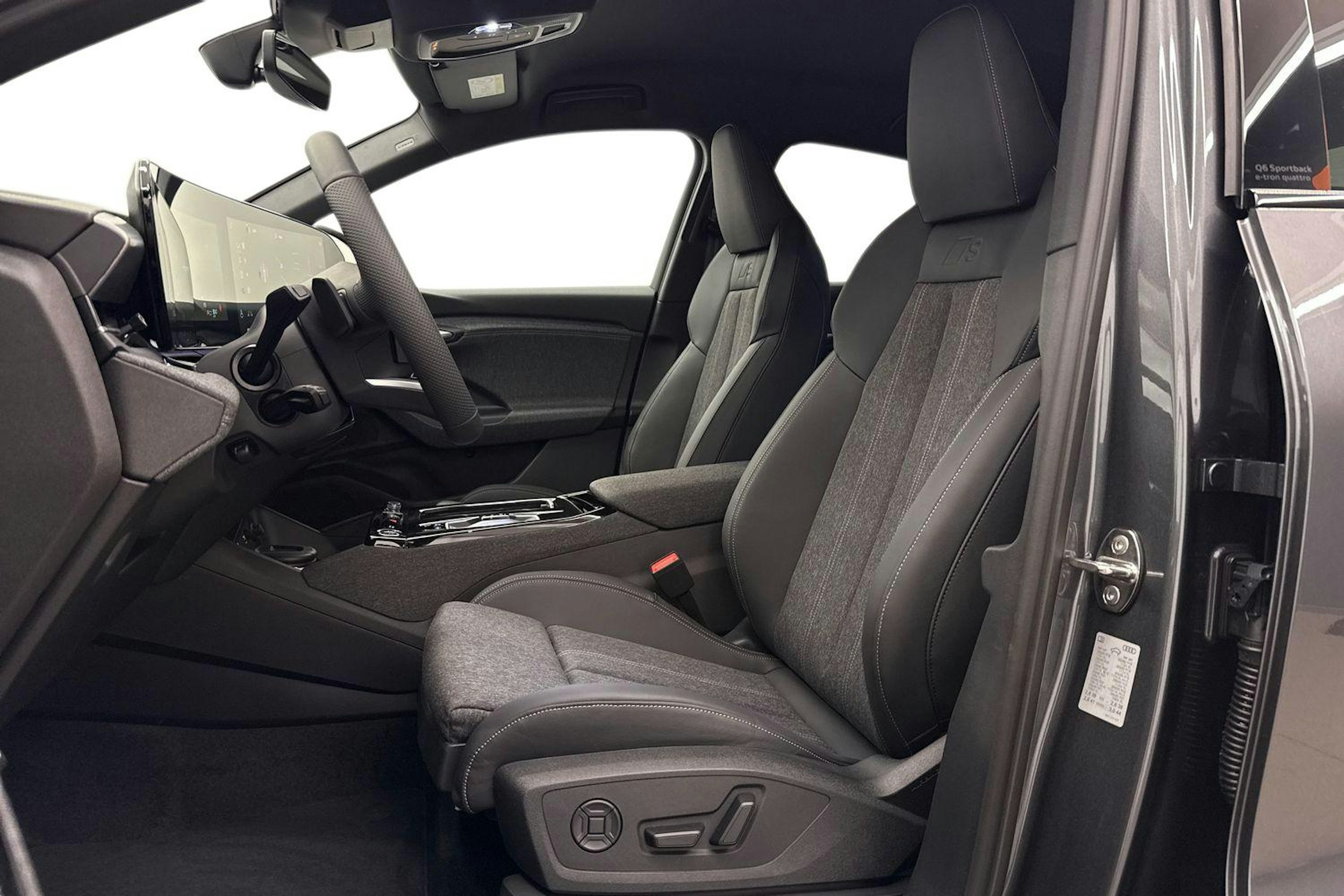 met. harmaa Audi Q6 e-tron 2025 kuva 8.