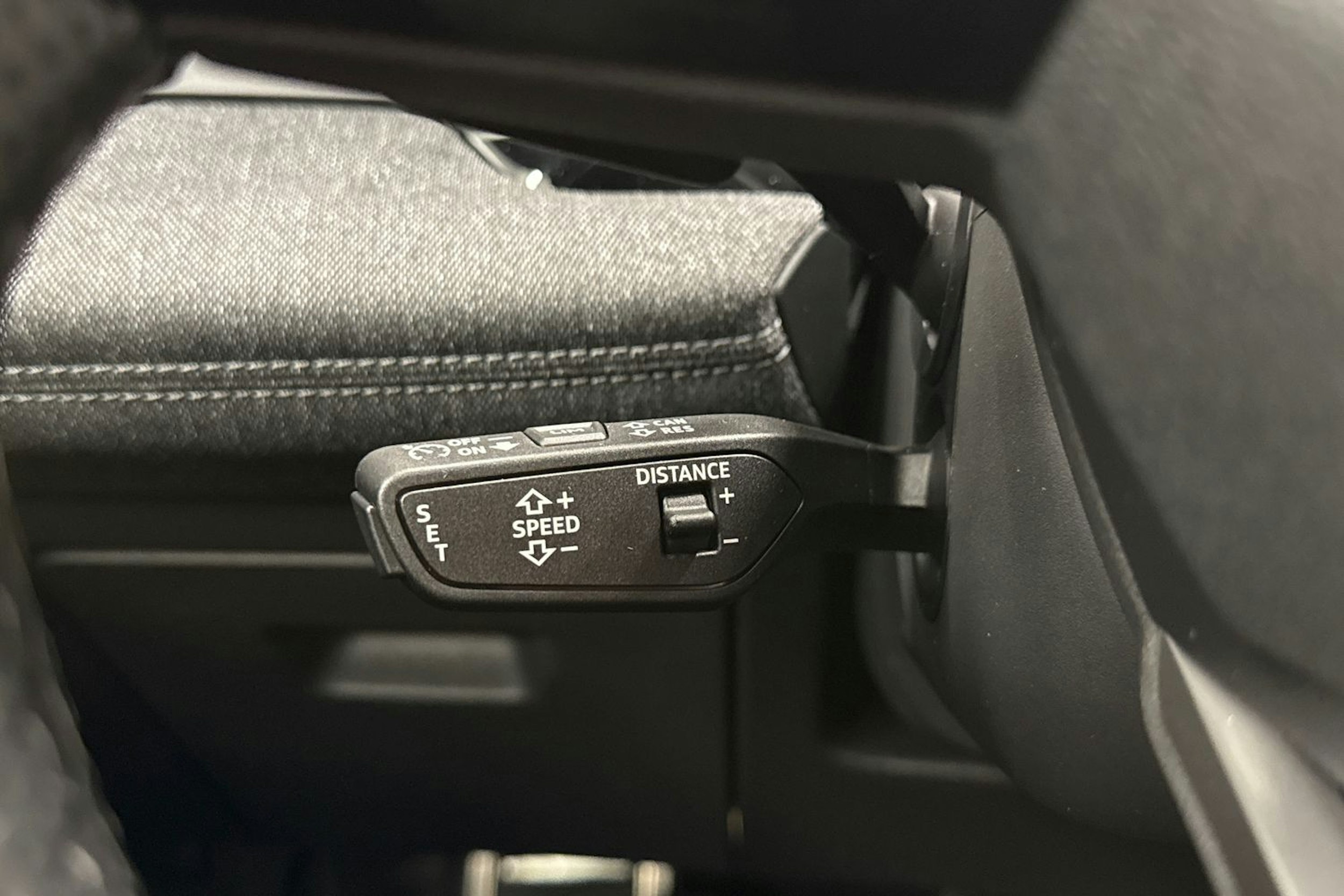 met. harmaa Audi Q6 e-tron 2025 kuva 17.