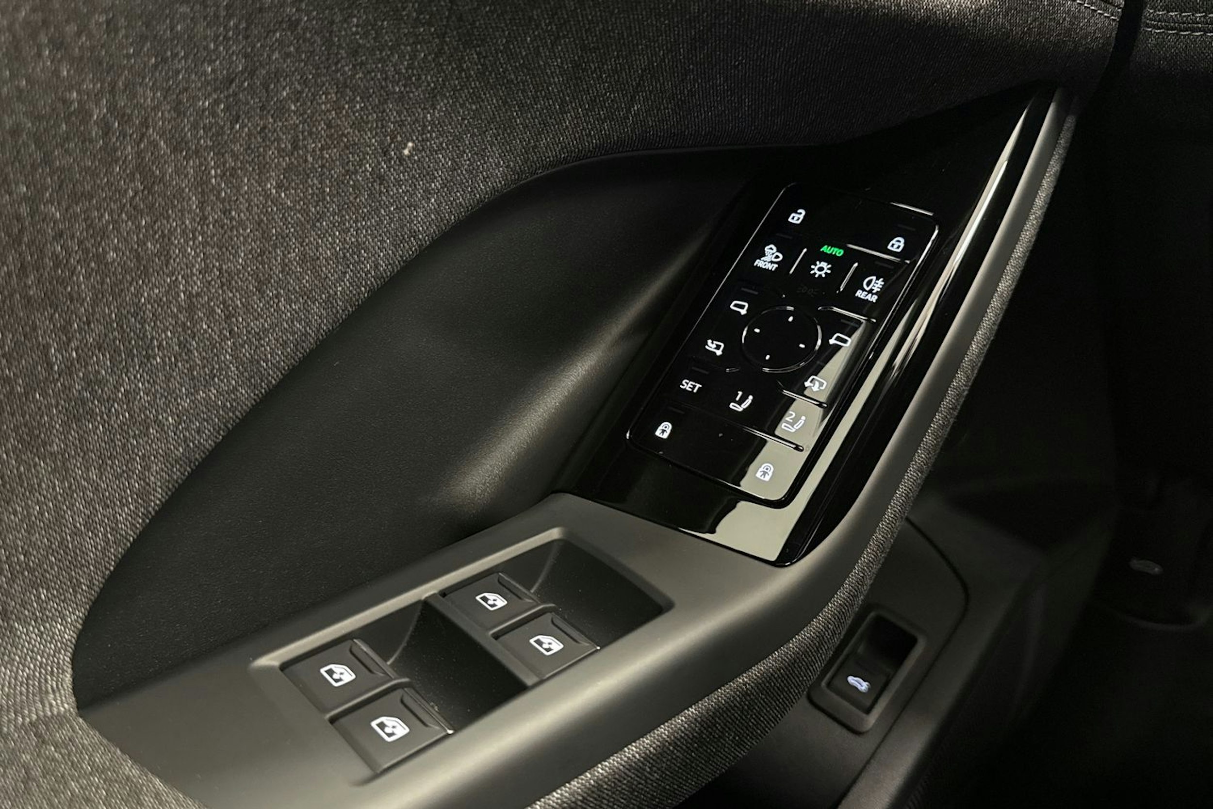 met. harmaa Audi Q6 e-tron 2025 kuva 18.