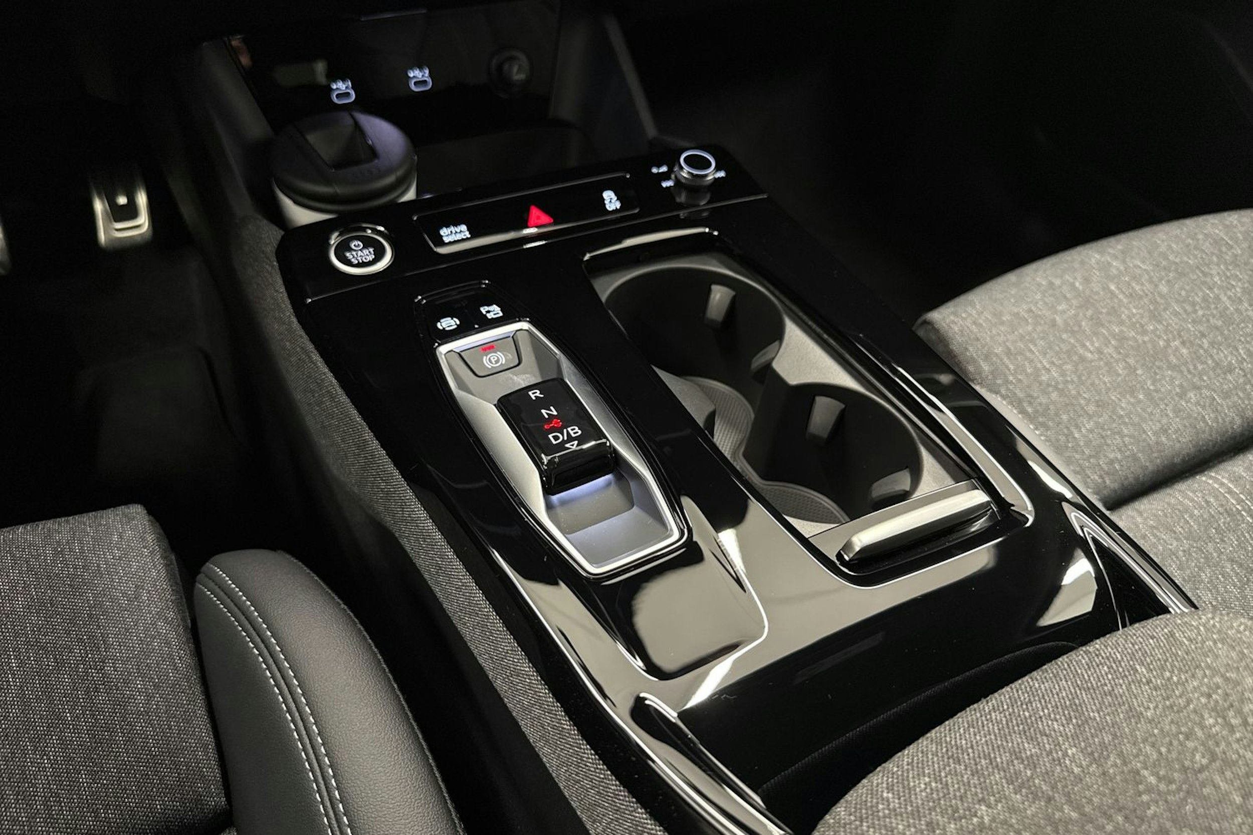 met. harmaa Audi Q6 e-tron 2025 kuva 20.