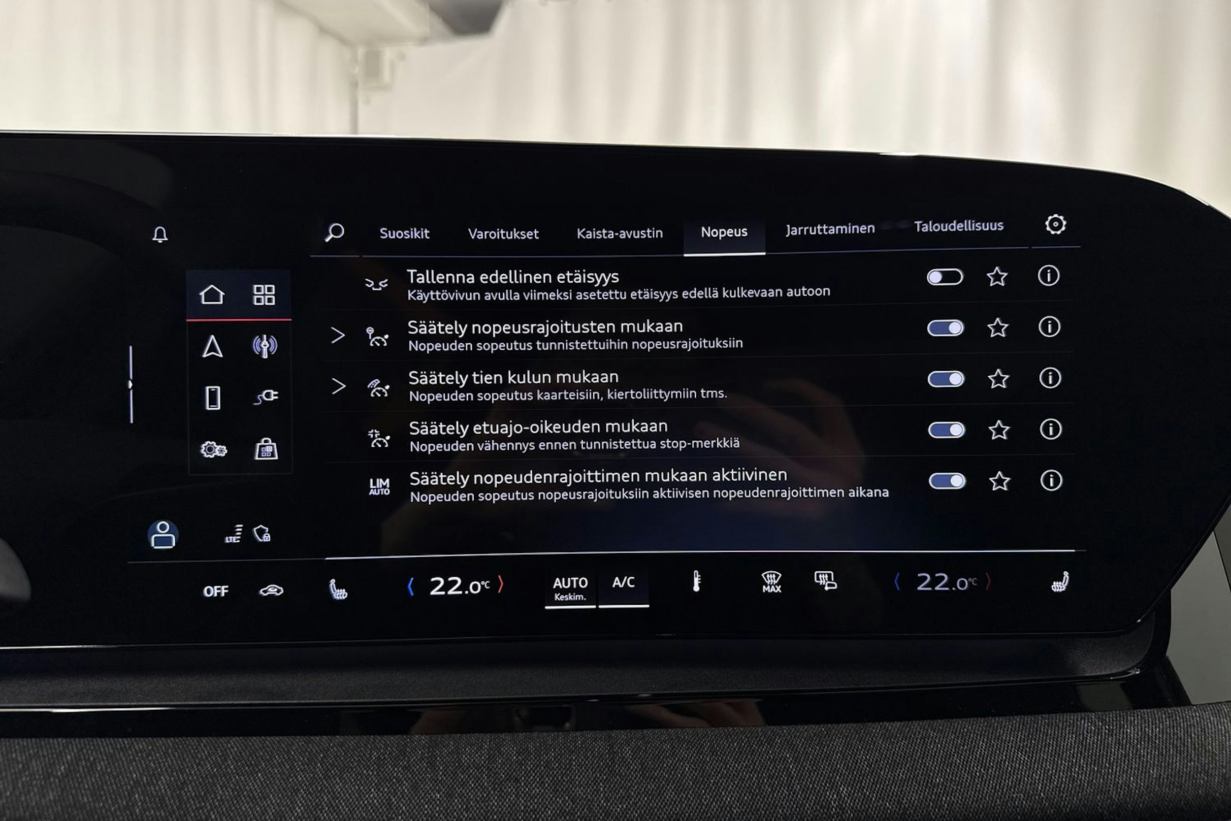 met. harmaa Audi Q6 e-tron 2025 kuva 27.