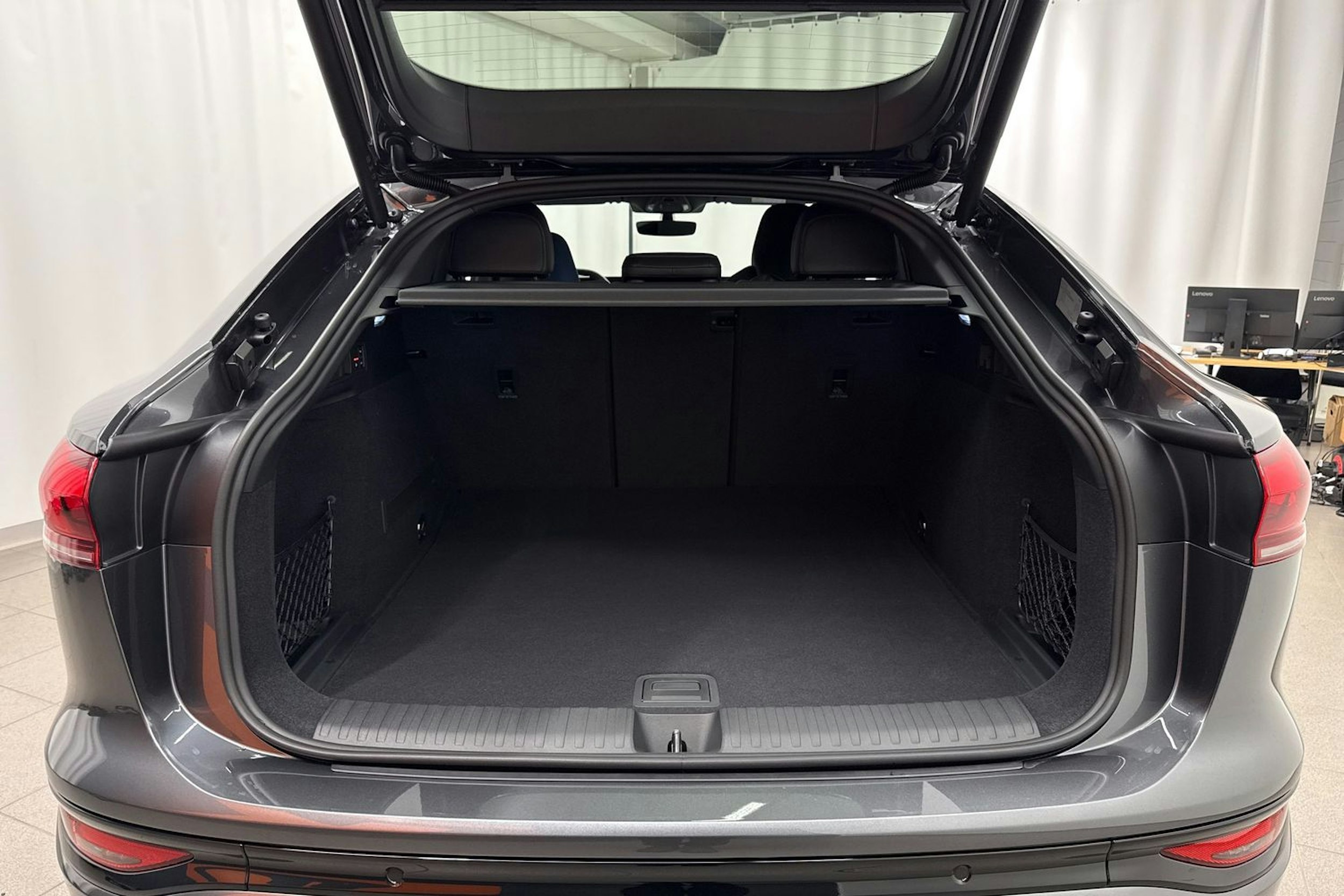 met. harmaa Audi Q6 e-tron 2025 kuva 34.