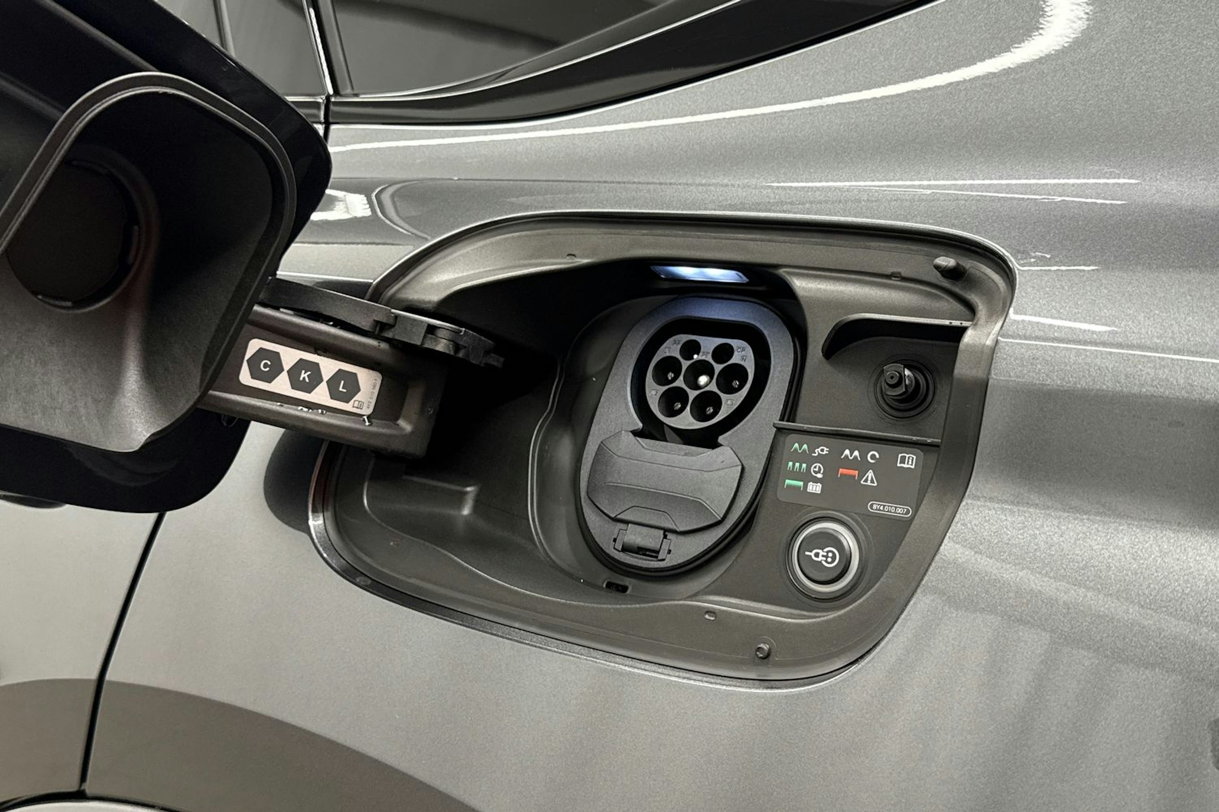 met. harmaa Audi Q6 e-tron 2025 kuva 37.