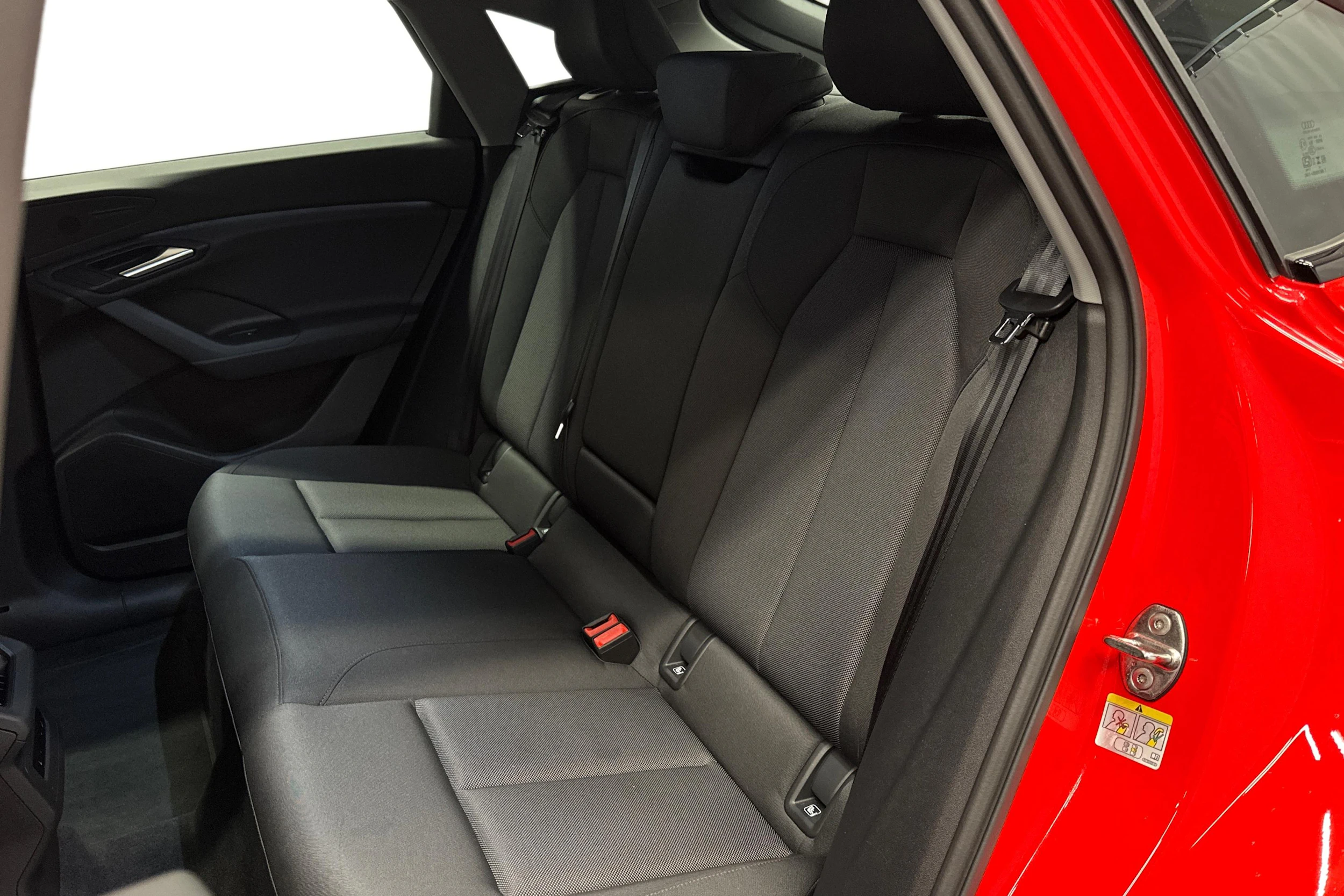 punainen Audi Q6 e-tron 2025 kuva 8.