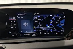 punainen Audi Q6 e-tron 2025 kuva 15.