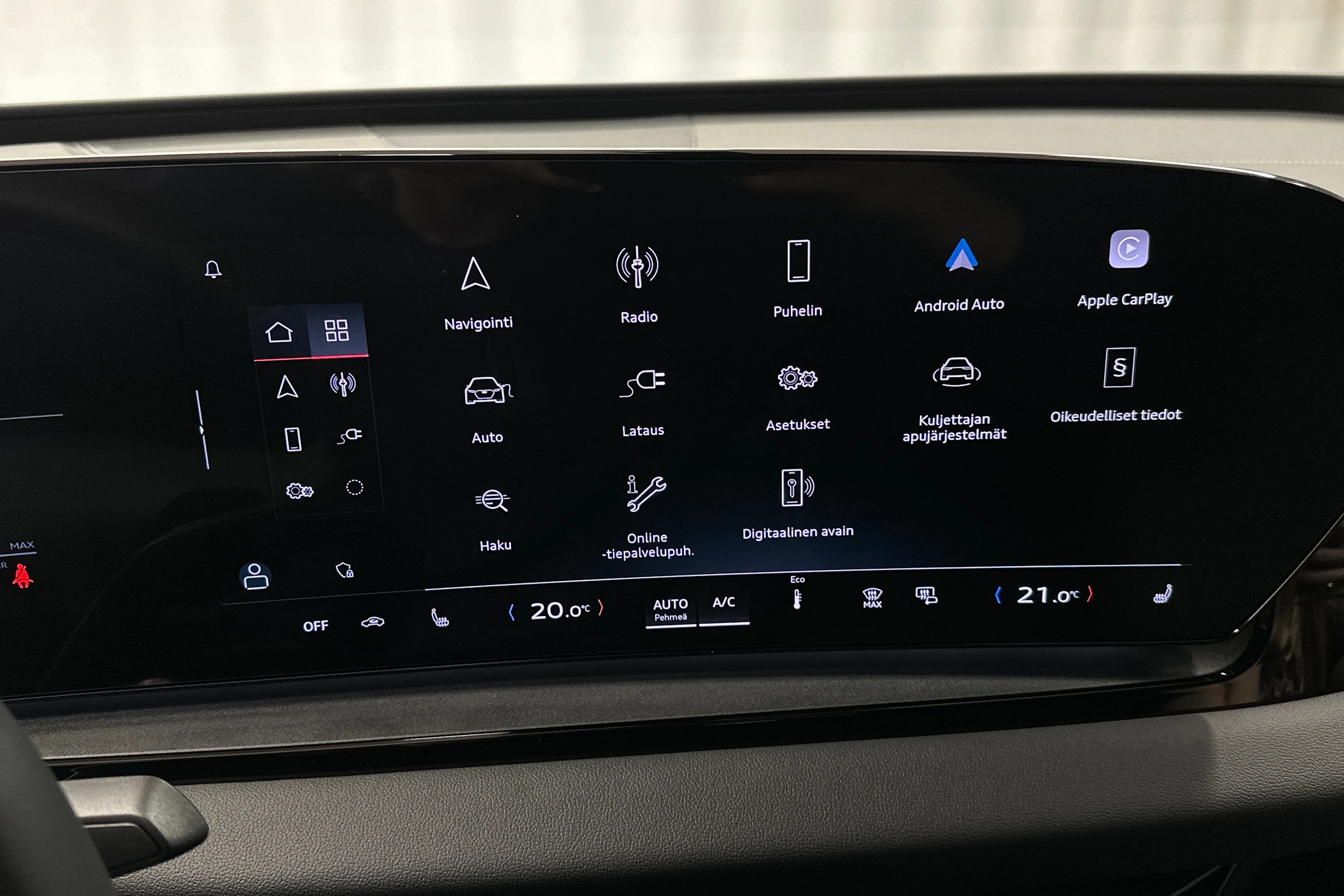 punainen Audi Q6 e-tron 2025 kuva 16.