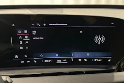punainen Audi Q6 e-tron 2025 kuva 17.