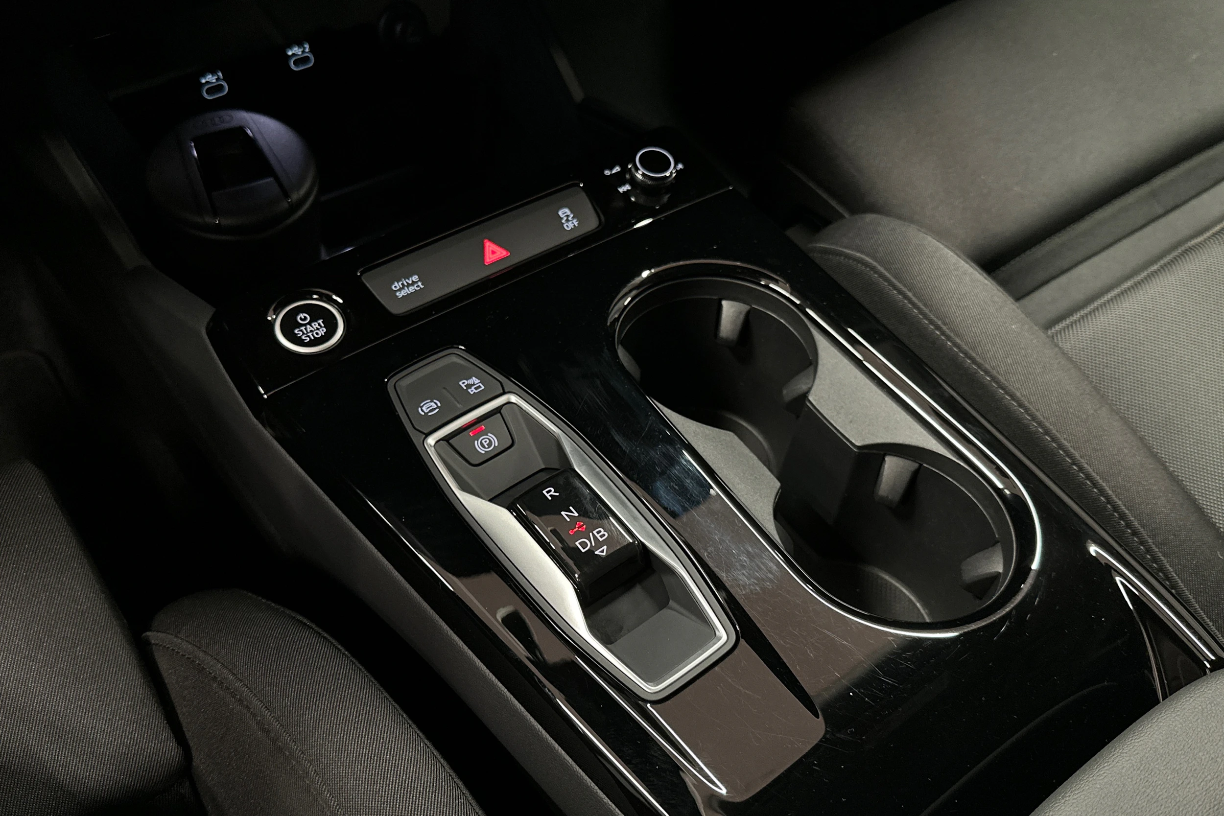 punainen Audi Q6 e-tron 2025 kuva 28.