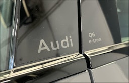 harmaa Audi Q6 e-tron 2025 kuva 12.