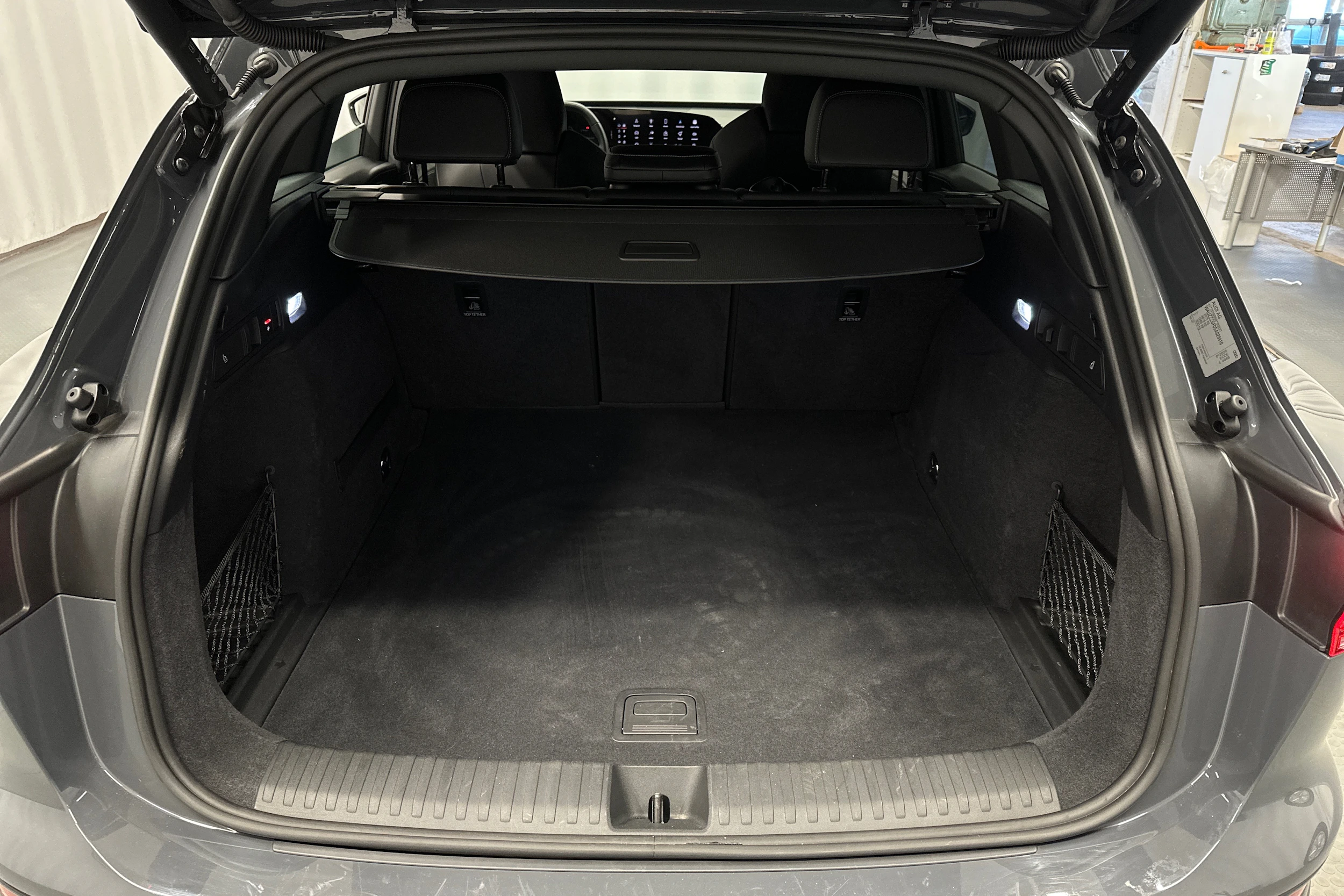 harmaa Audi Q6 e-tron 2025 kuva 15.