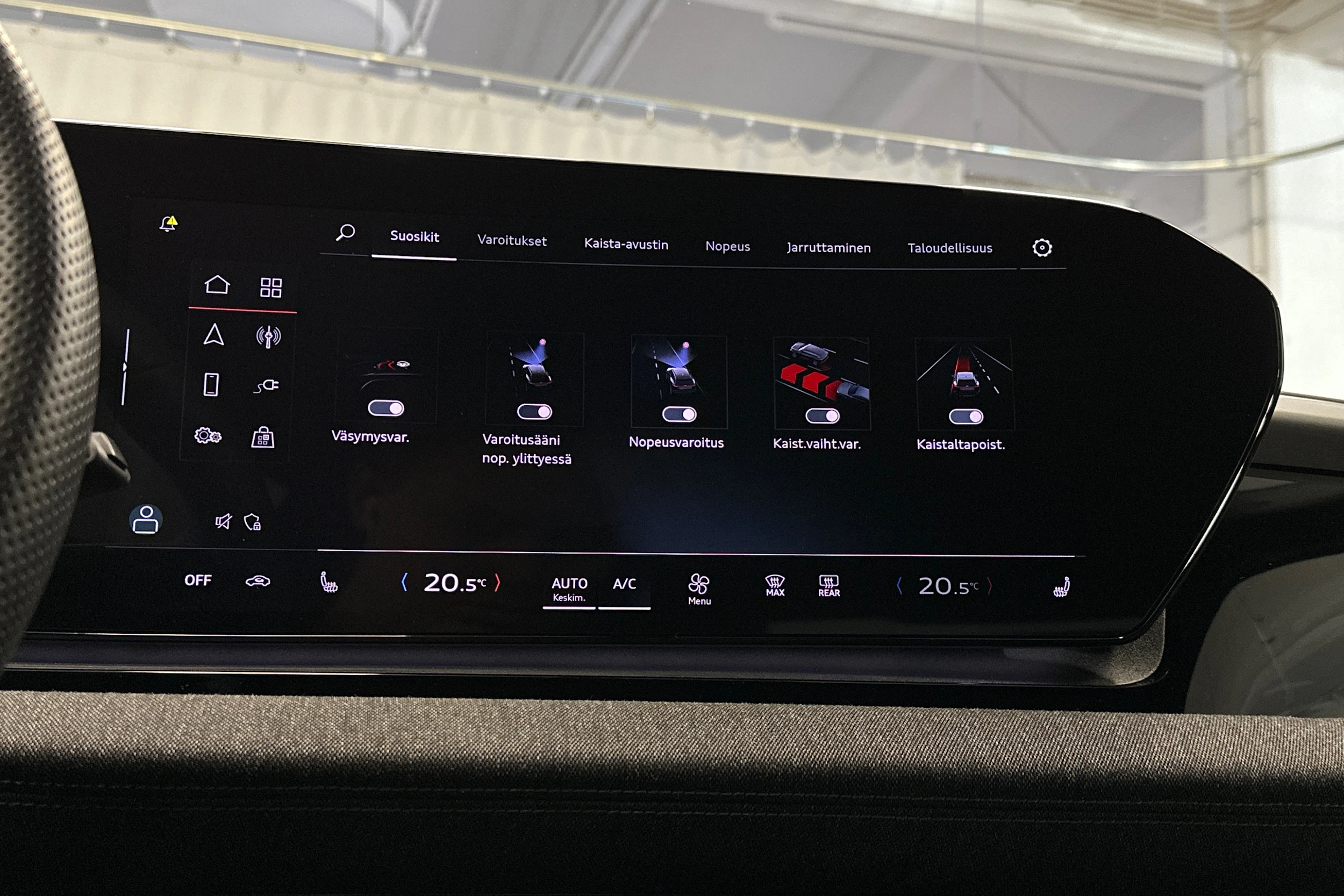 harmaa Audi Q6 e-tron 2025 kuva 30.