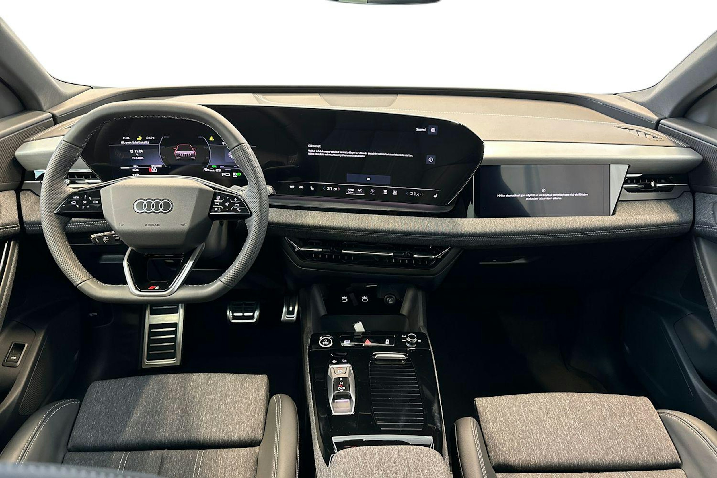 valkoinen Audi Q6 e-tron 2025 kuva 7.