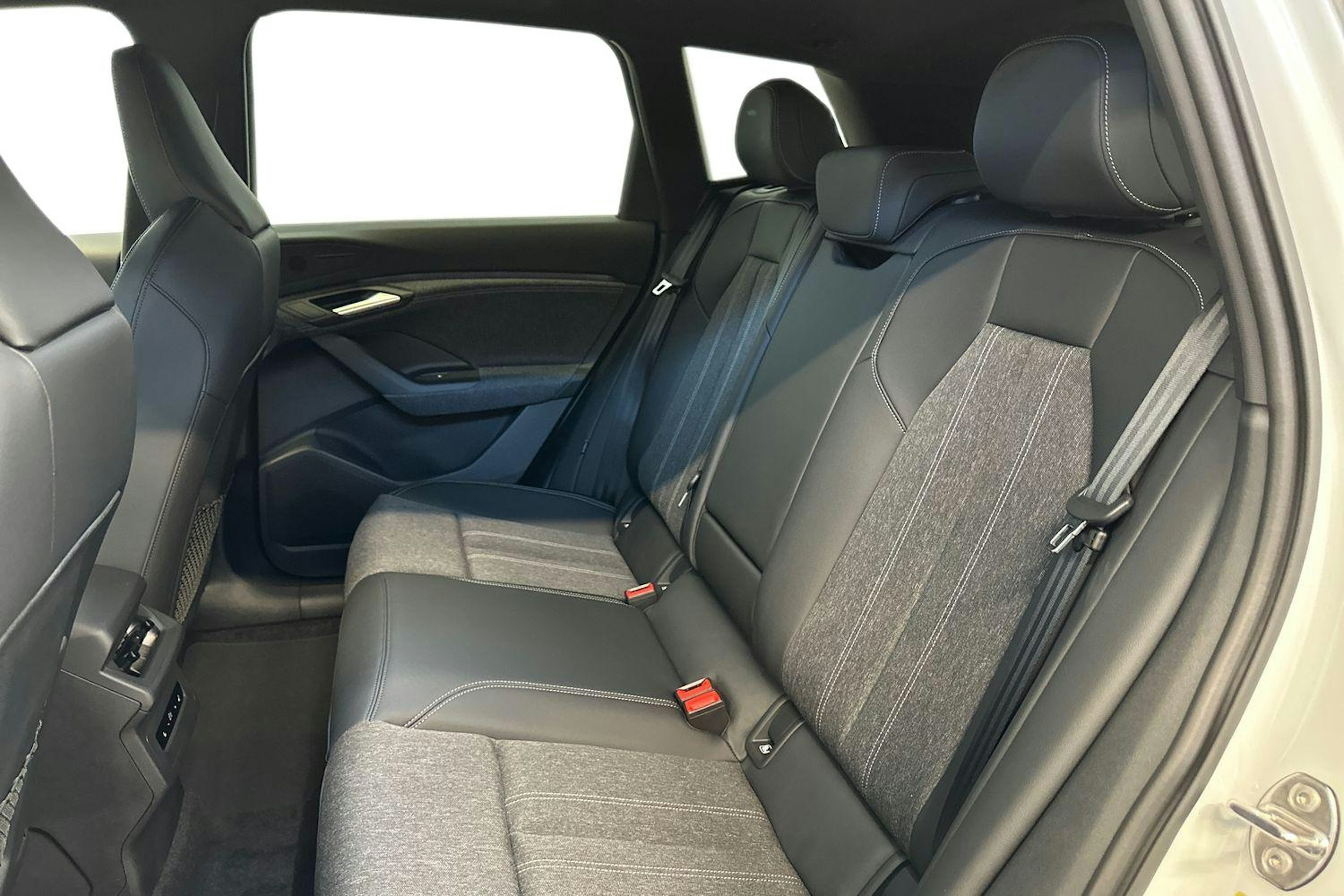 valkoinen Audi Q6 e-tron 2025 kuva 8.