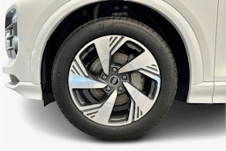valkoinen Audi Q6 e-tron 2025 kuva 9.