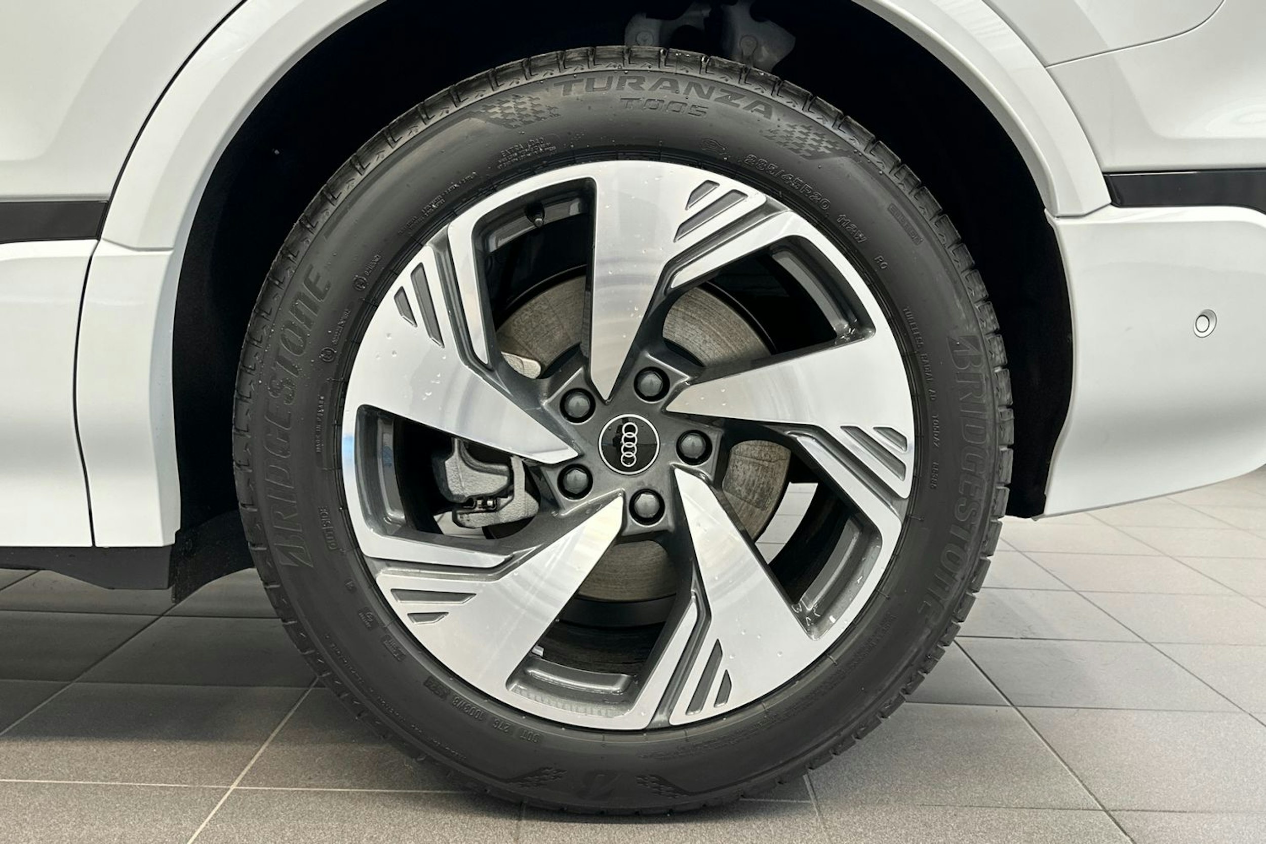 valkoinen Audi Q6 e-tron 2025 kuva 10.