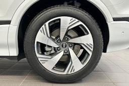 valkoinen Audi Q6 e-tron 2025 kuva 10.