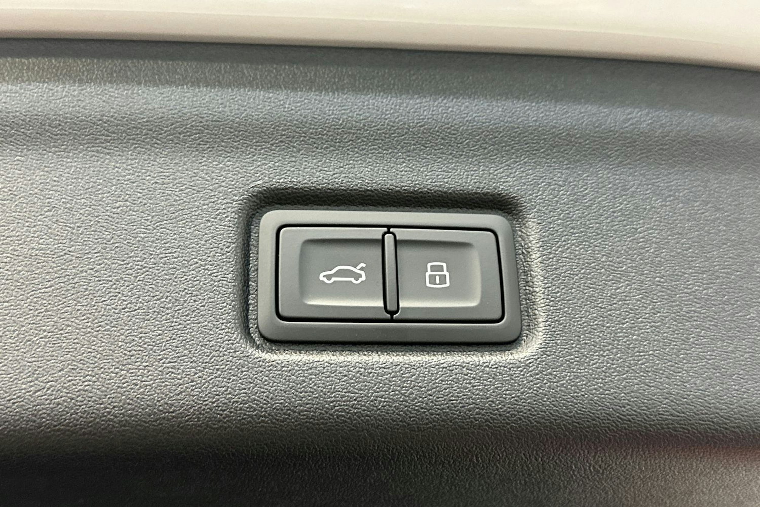 valkoinen Audi Q6 e-tron 2025 kuva 13.