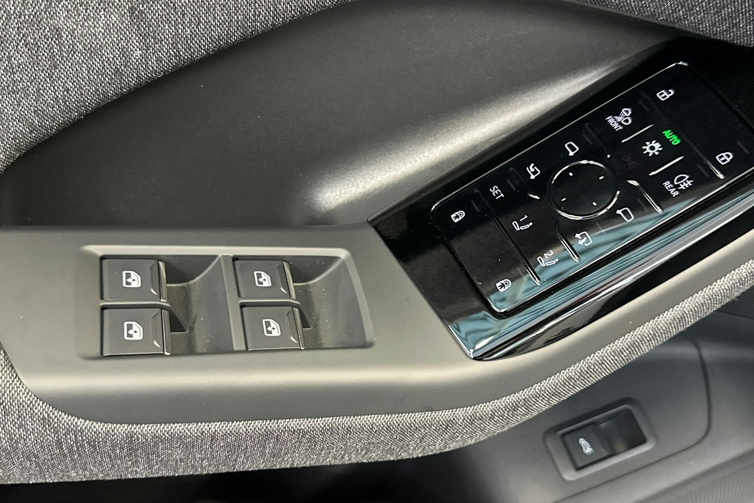 valkoinen Audi Q6 e-tron 2025 kuva 16.