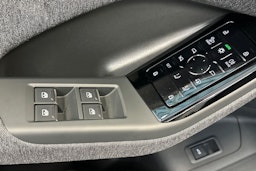 valkoinen Audi Q6 e-tron 2025 kuva 16.