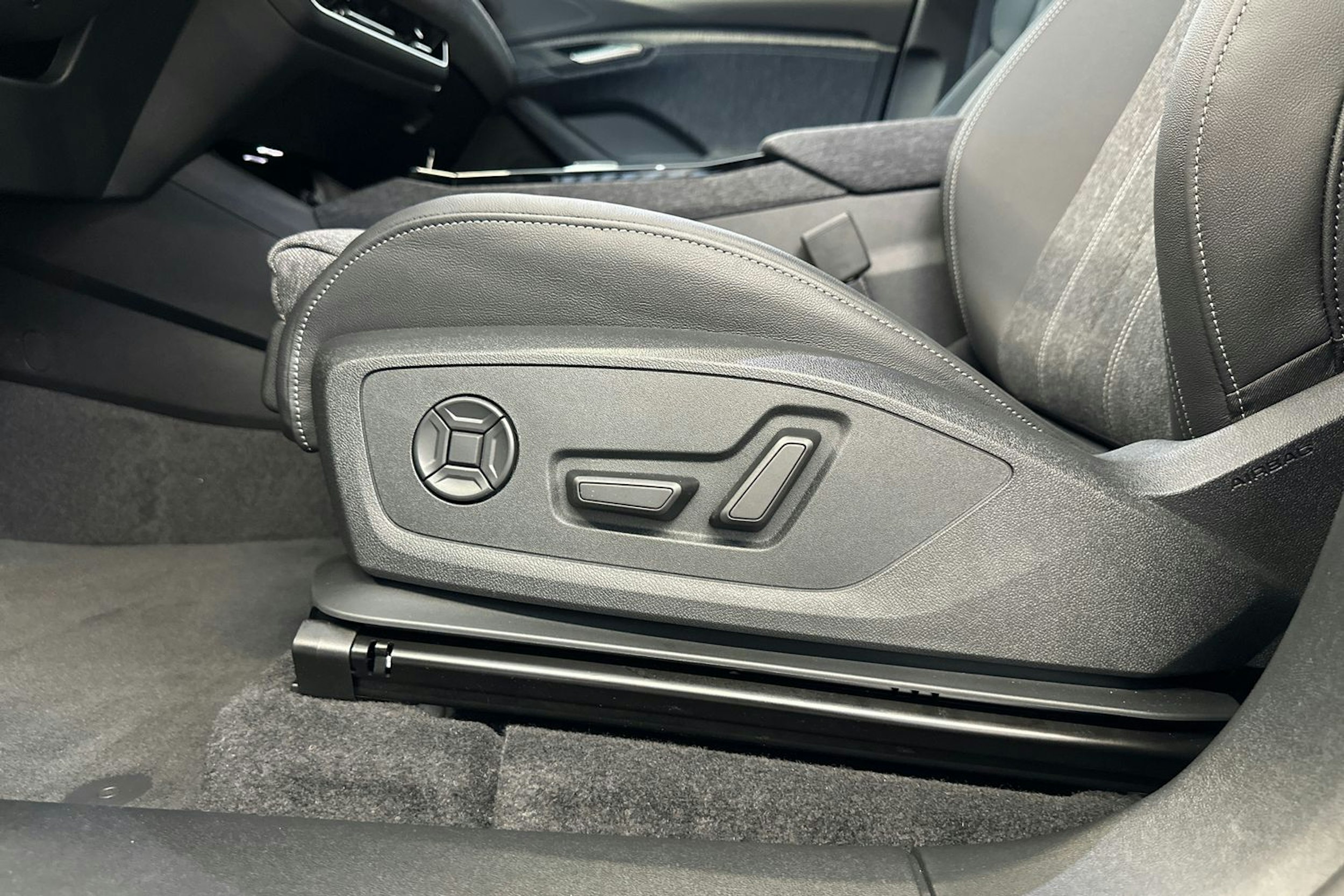 valkoinen Audi Q6 e-tron 2025 kuva 18.