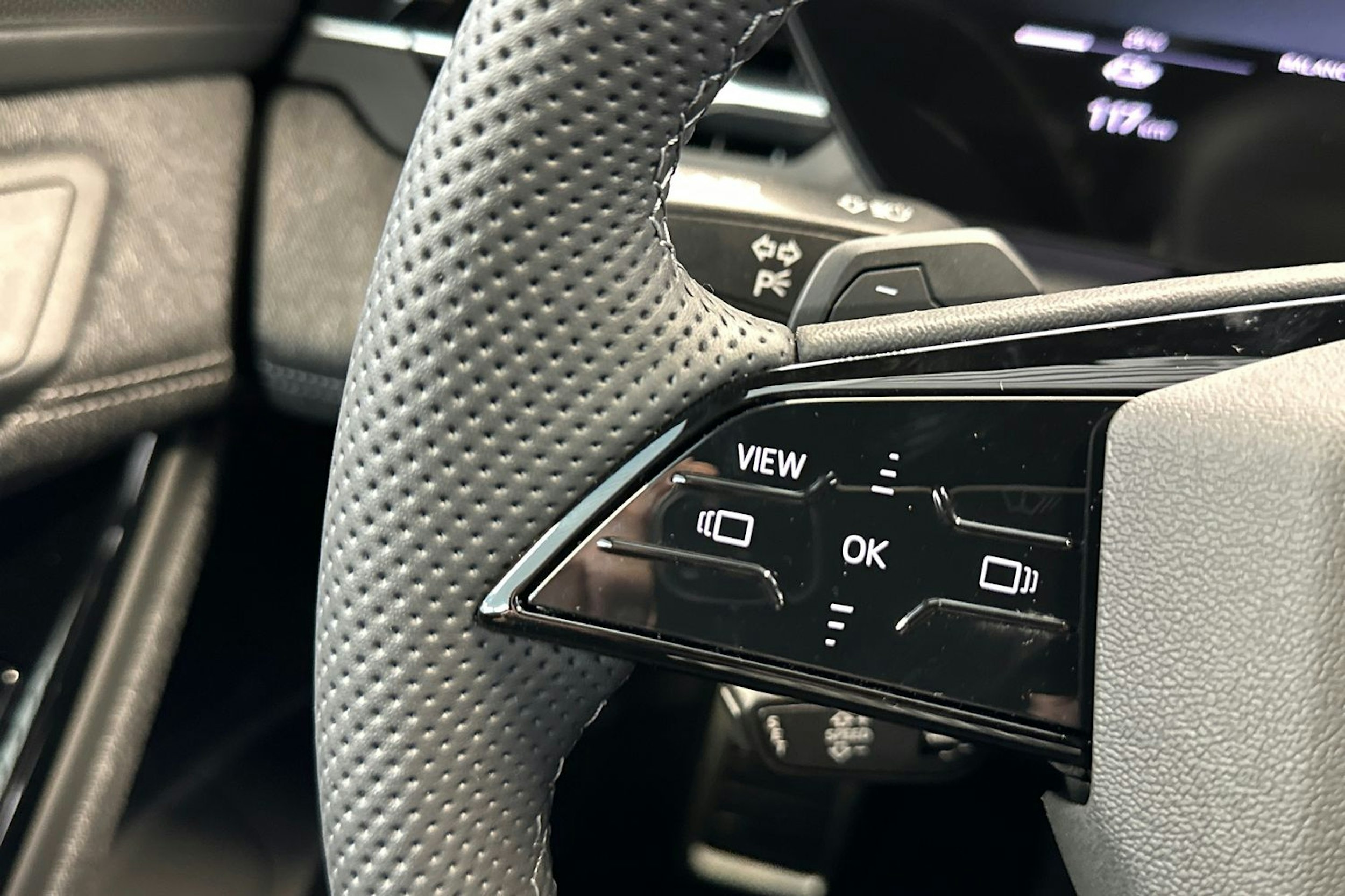 valkoinen Audi Q6 e-tron 2025 kuva 19.