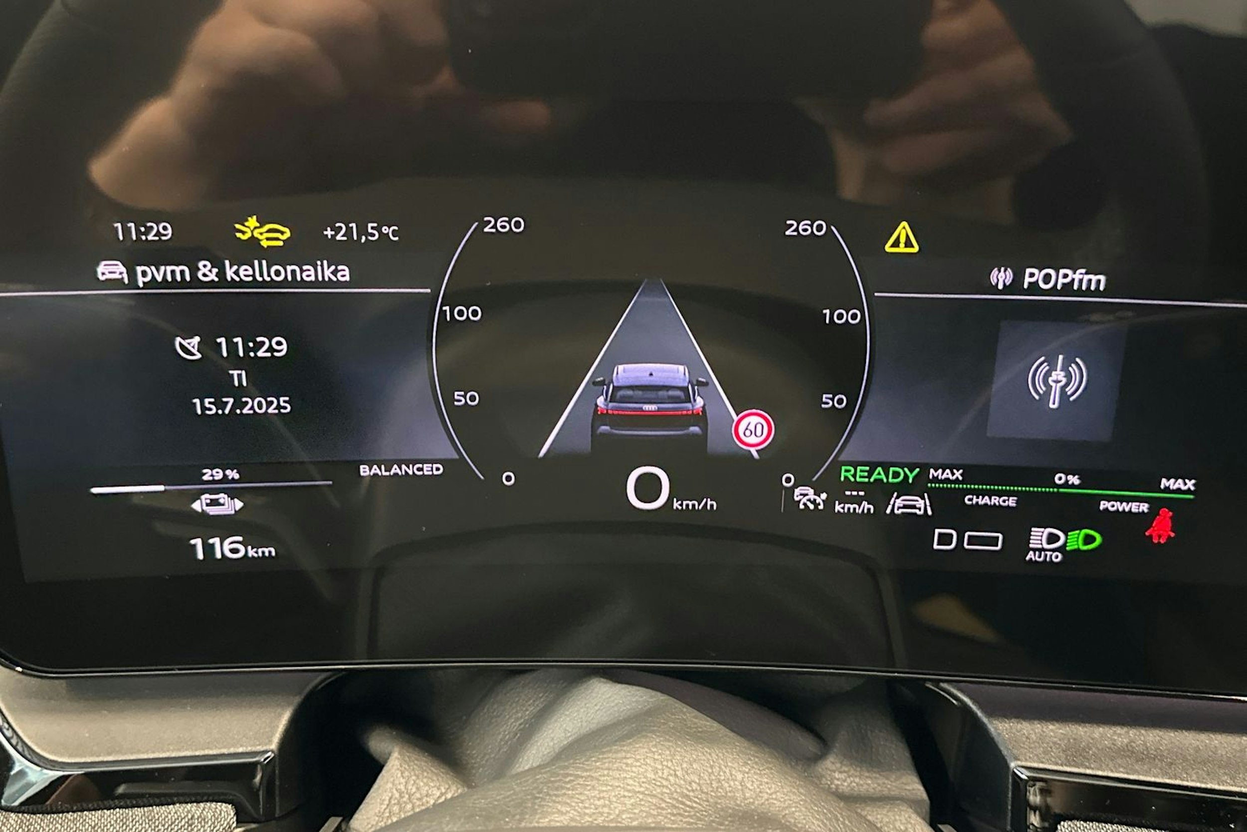 valkoinen Audi Q6 e-tron 2025 kuva 21.