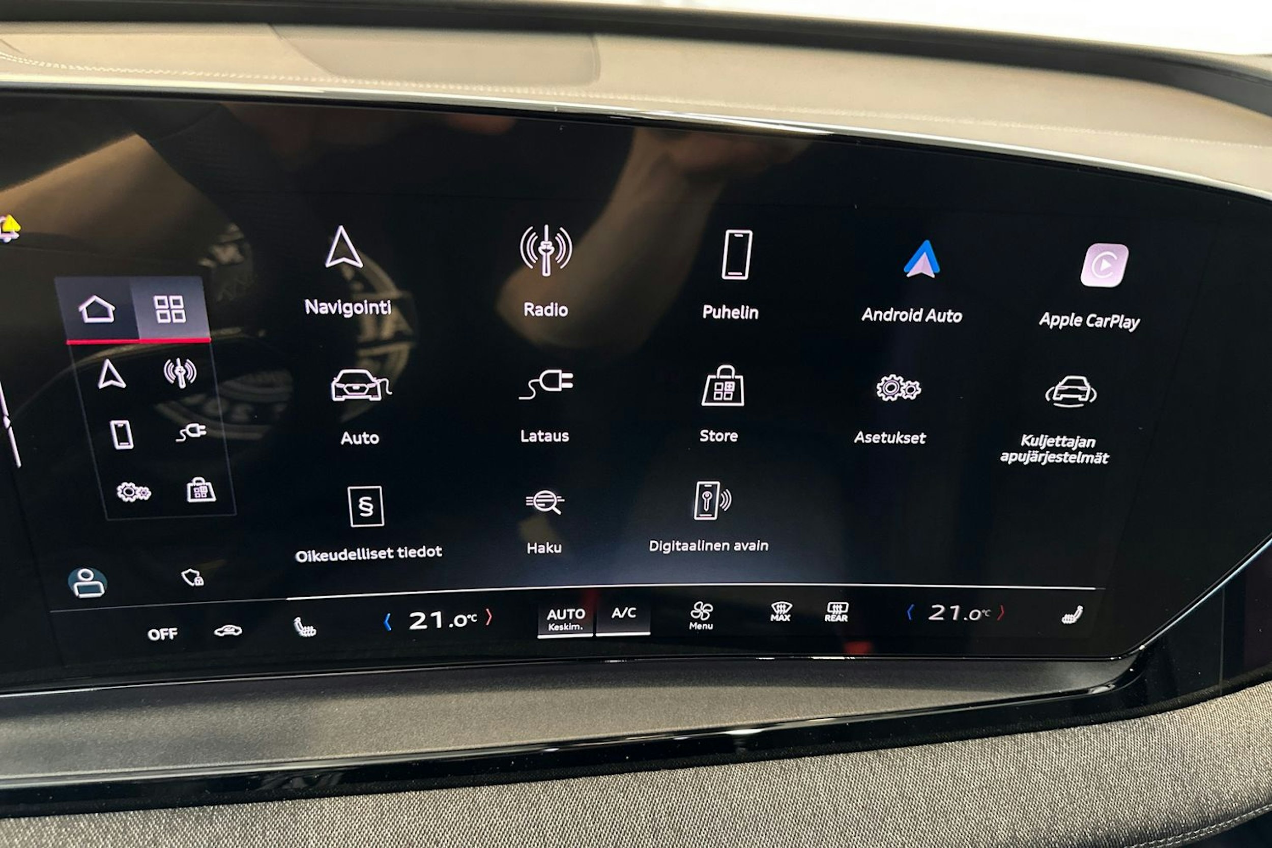 valkoinen Audi Q6 e-tron 2025 kuva 23.