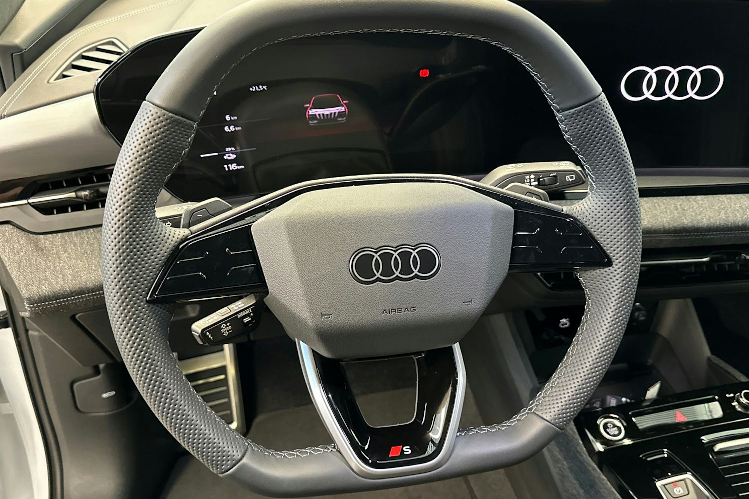 valkoinen Audi Q6 e-tron 2025 kuva 34.