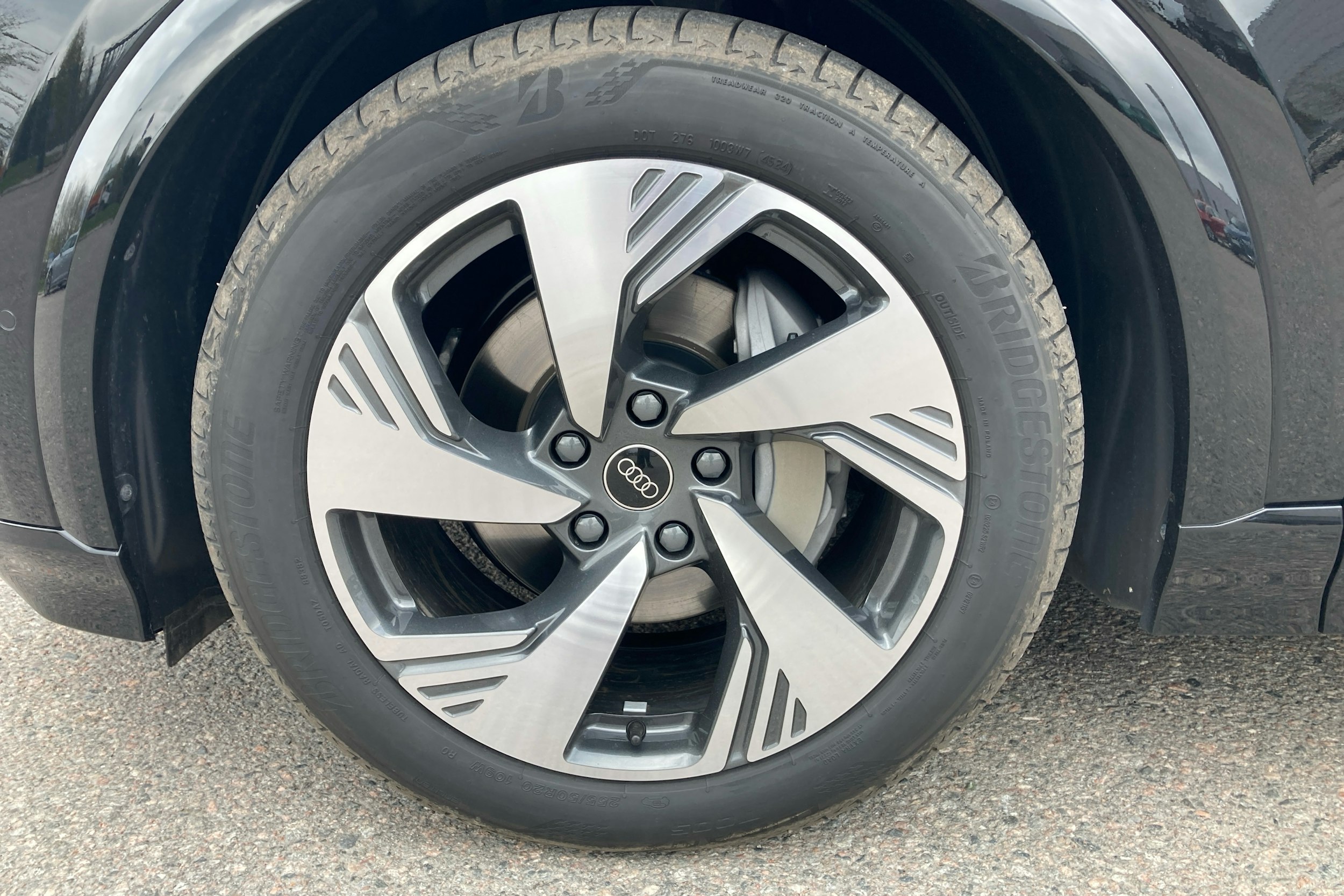 musta Audi Q6 e-tron 2025 kuva 9.