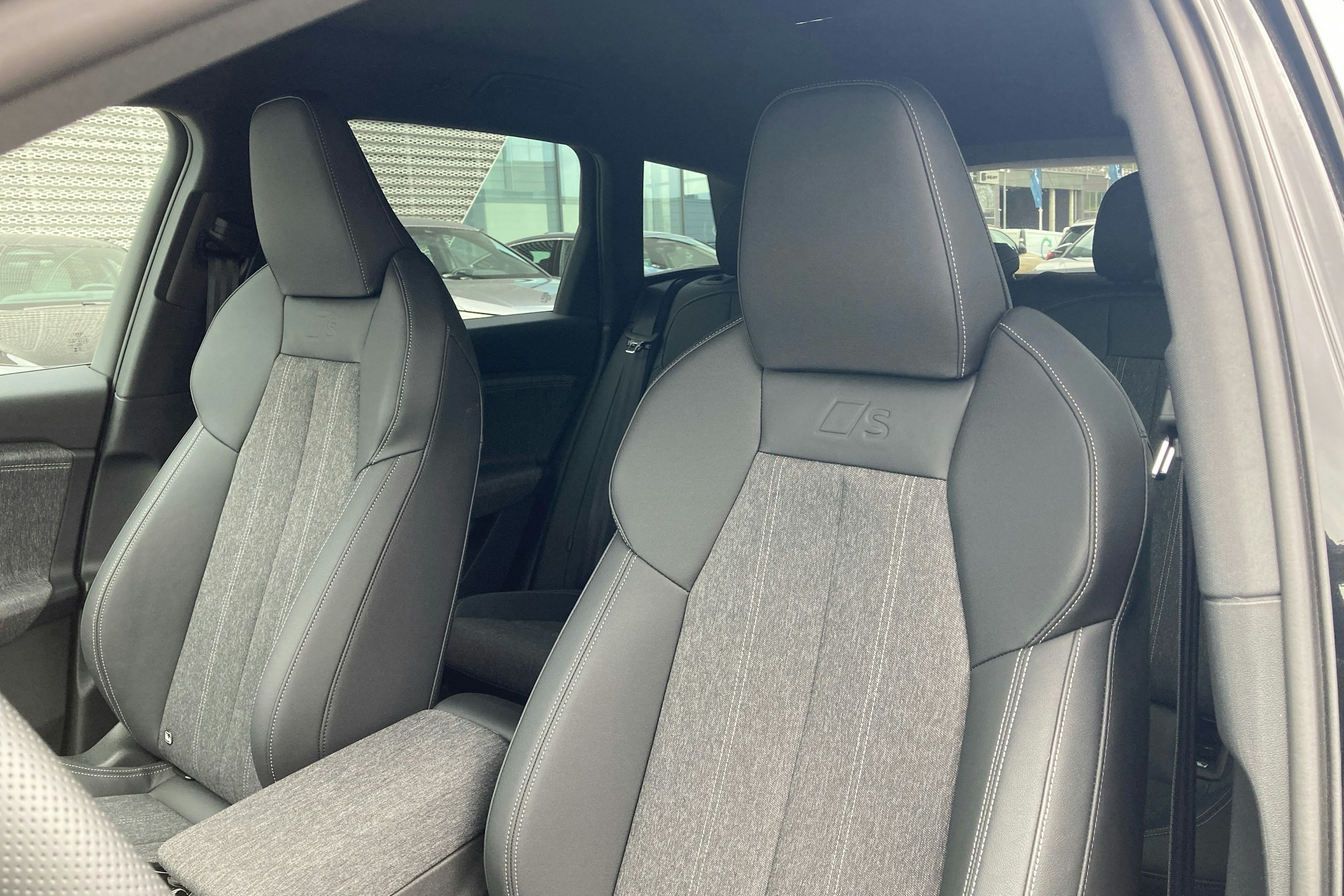 musta Audi Q6 e-tron 2025 kuva 11.