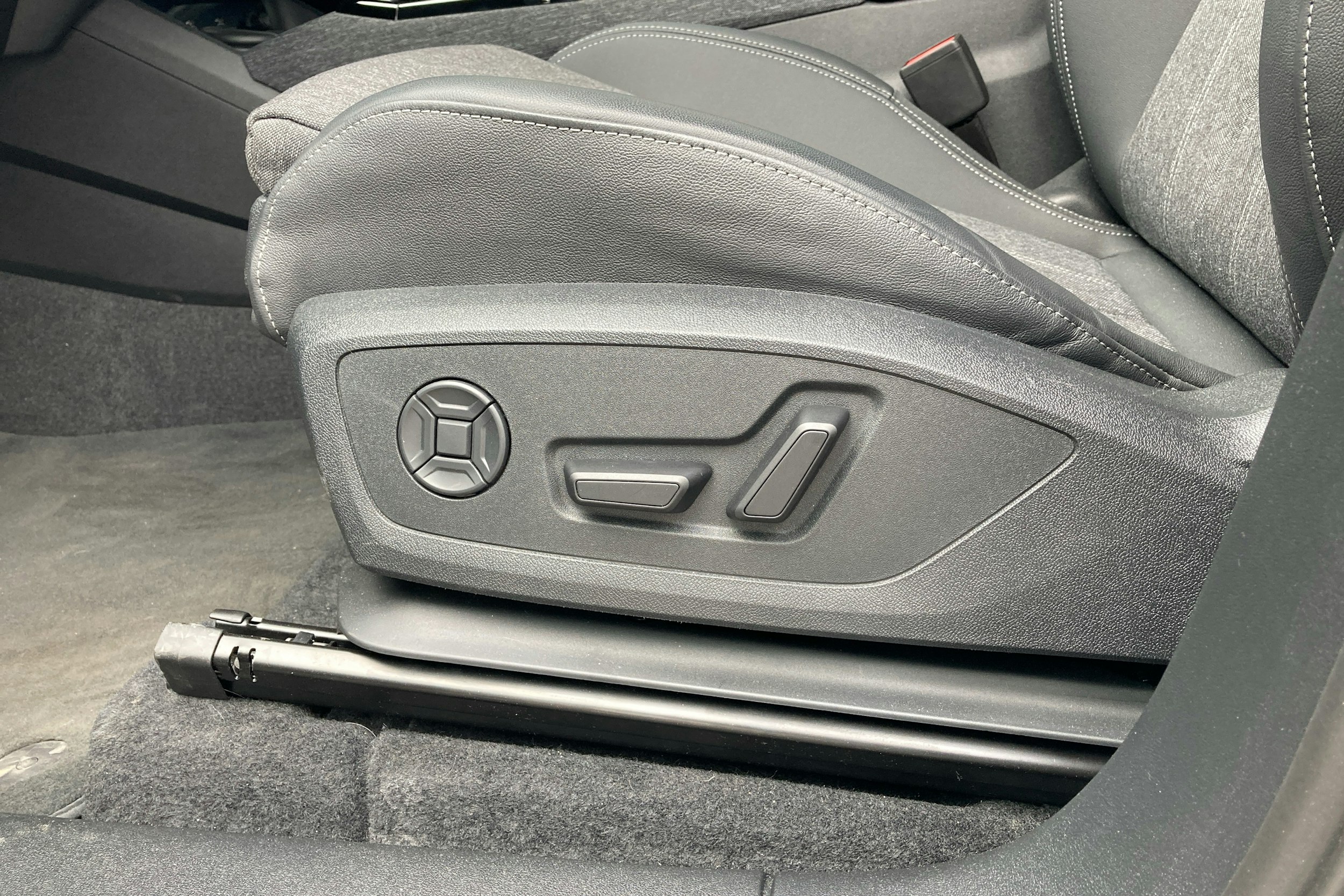 musta Audi Q6 e-tron 2025 kuva 12.
