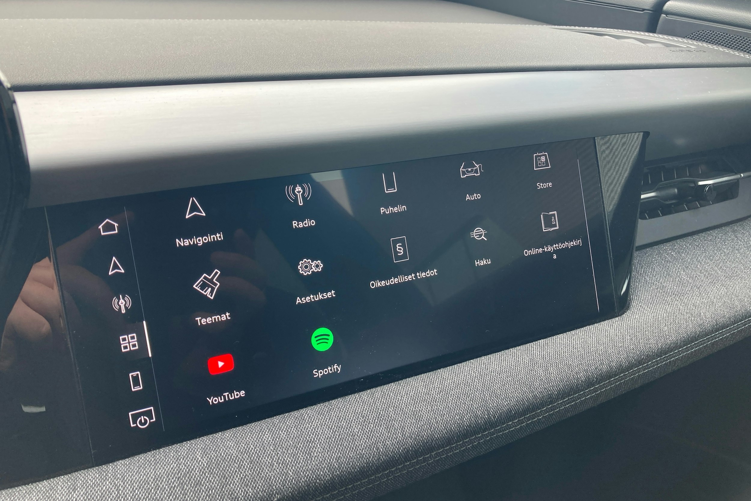 musta Audi Q6 e-tron 2025 kuva 15.
