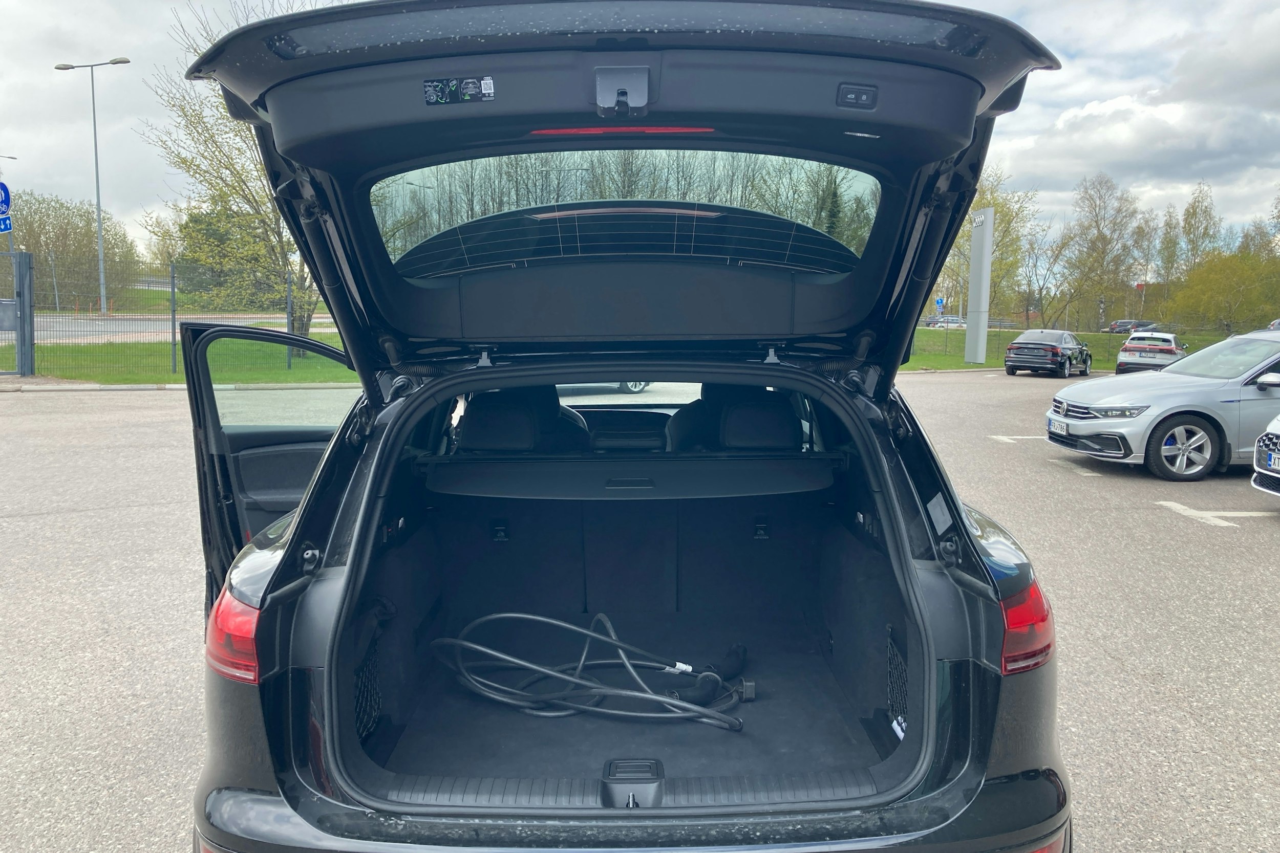 musta Audi Q6 e-tron 2025 kuva 16.