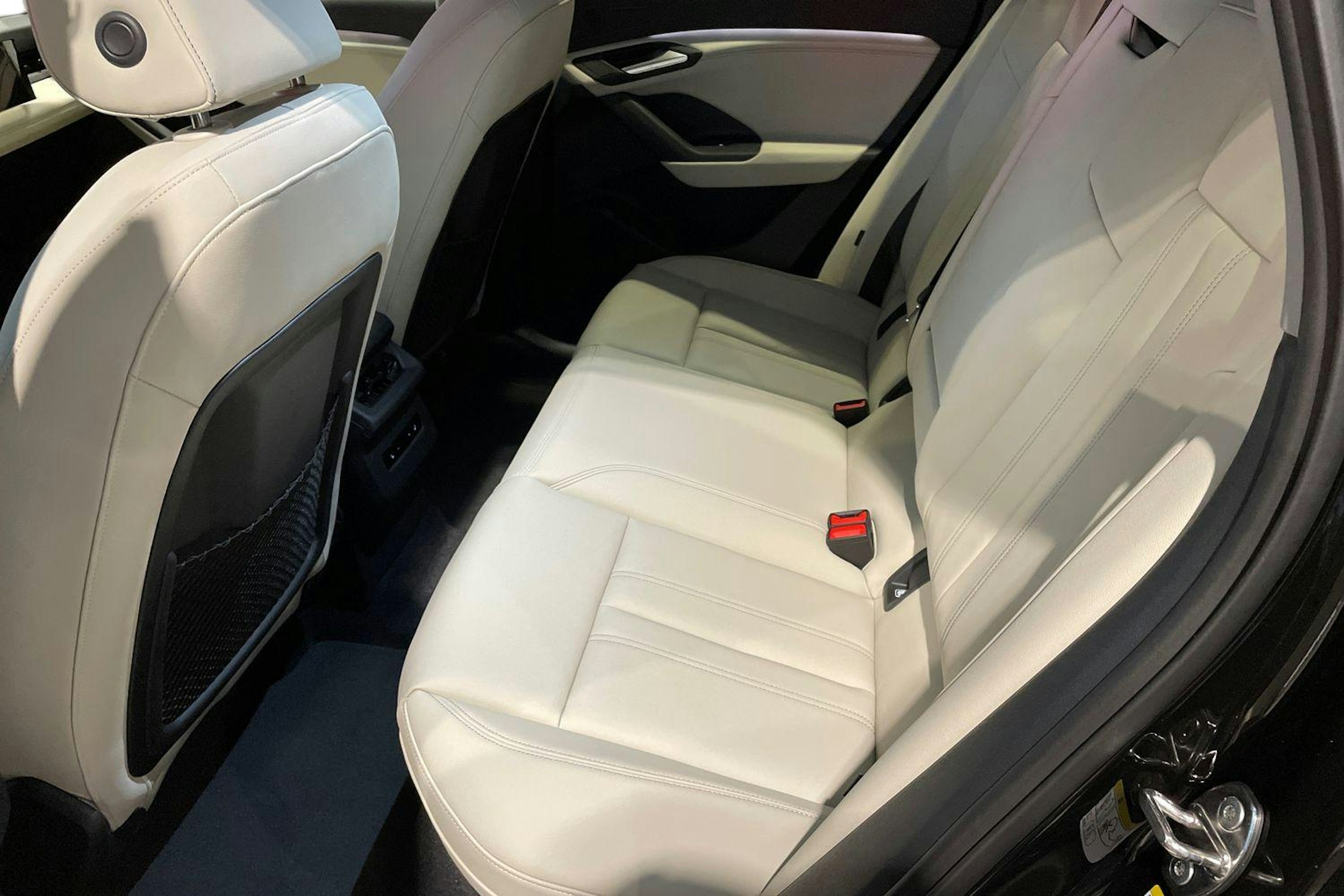 musta Audi Q6 e-tron 2025 kuva 8.