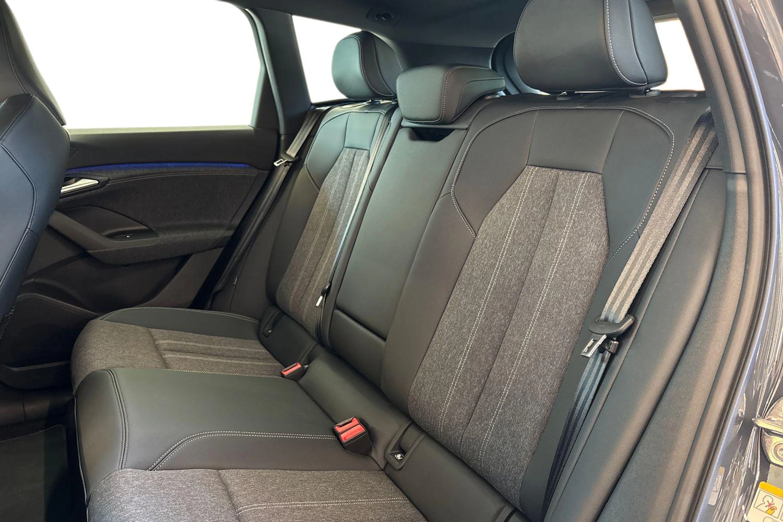 Harmaa Audi Q6 e-tron 2025 kuva 8.