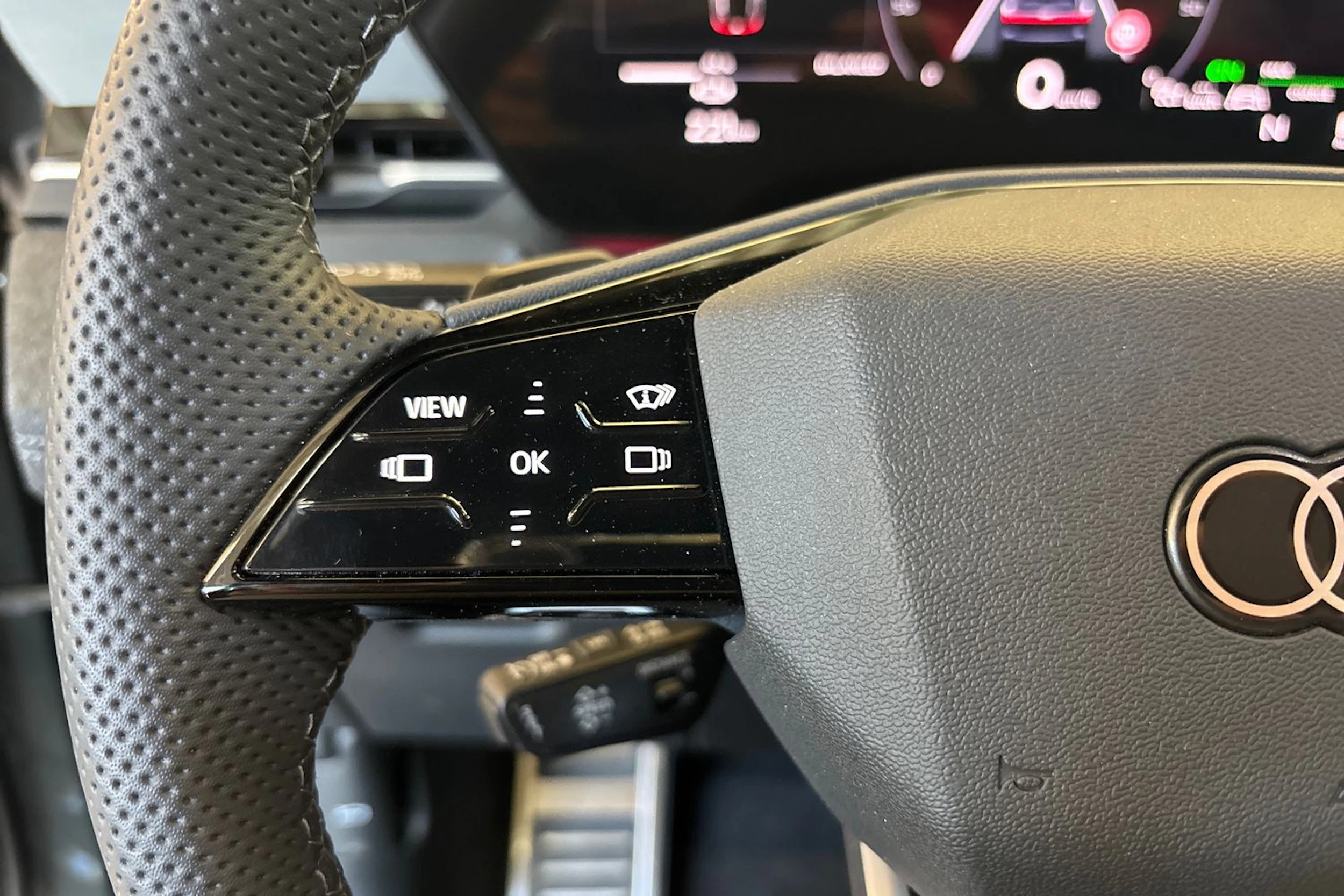 Harmaa Audi Q6 e-tron 2025 kuva 11.