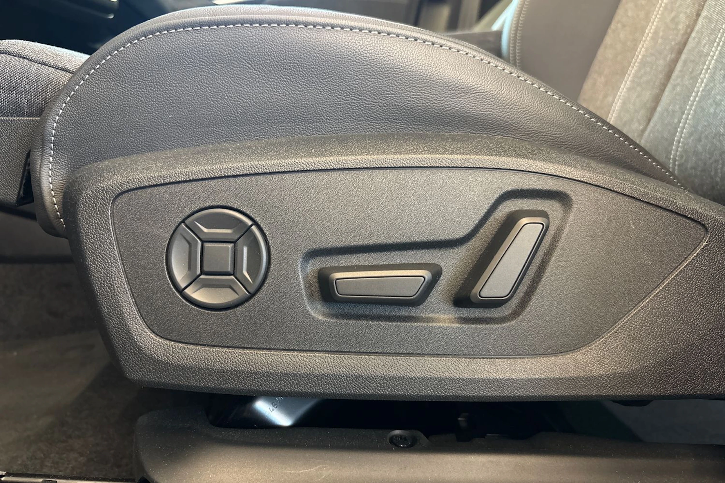 Harmaa Audi Q6 e-tron 2025 kuva 29.
