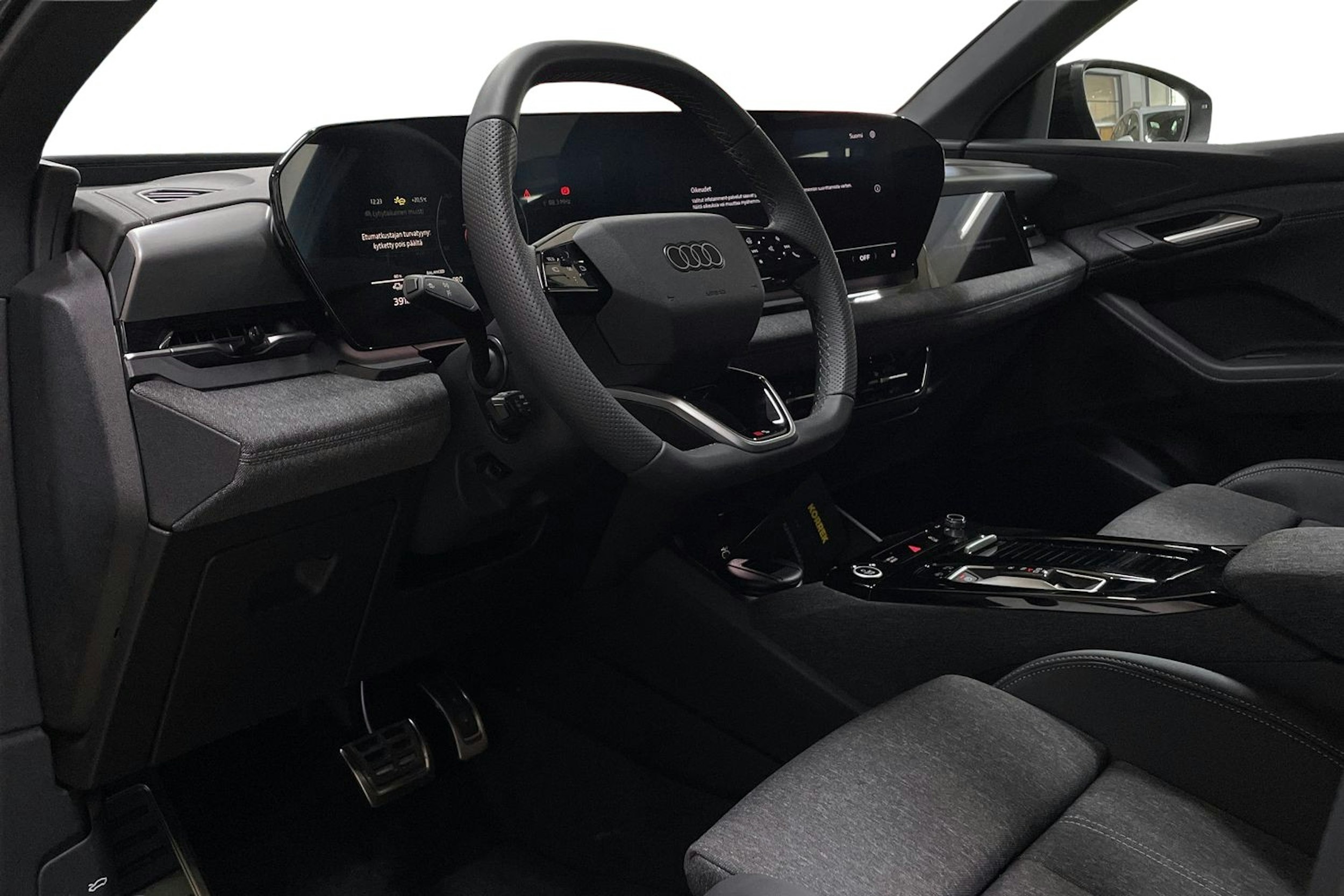 met. musta Audi Q6 e-tron 2025 kuva 6.
