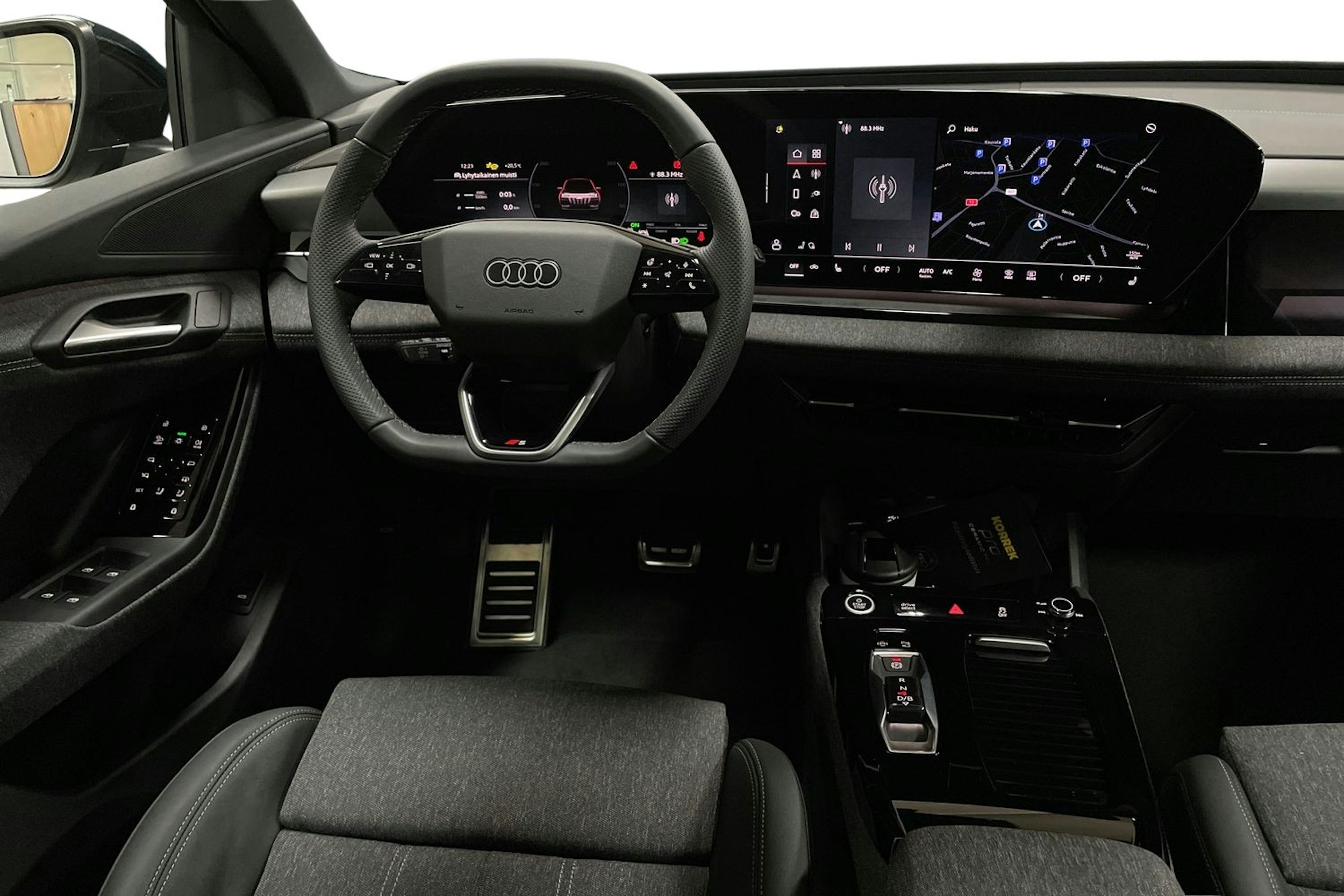 met. musta Audi Q6 e-tron 2025 kuva 7.