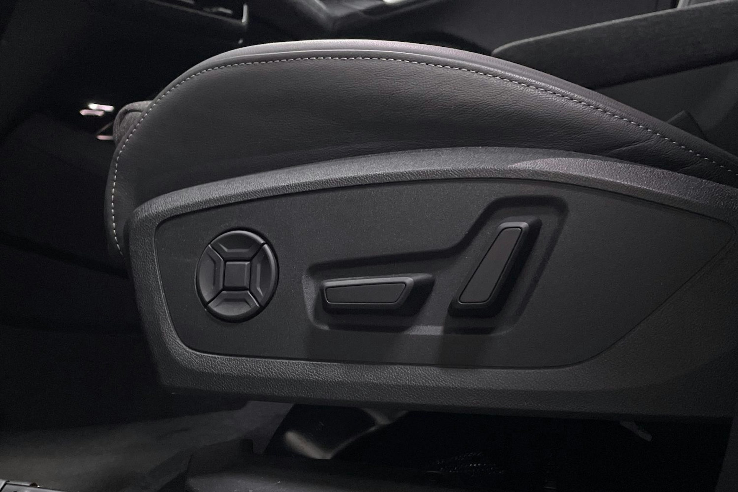 met. musta Audi Q6 e-tron 2025 kuva 13.