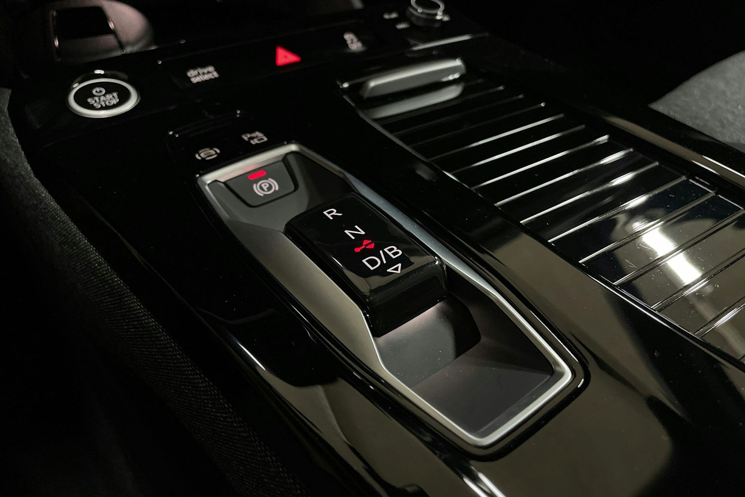 met. musta Audi Q6 e-tron 2025 kuva 37.