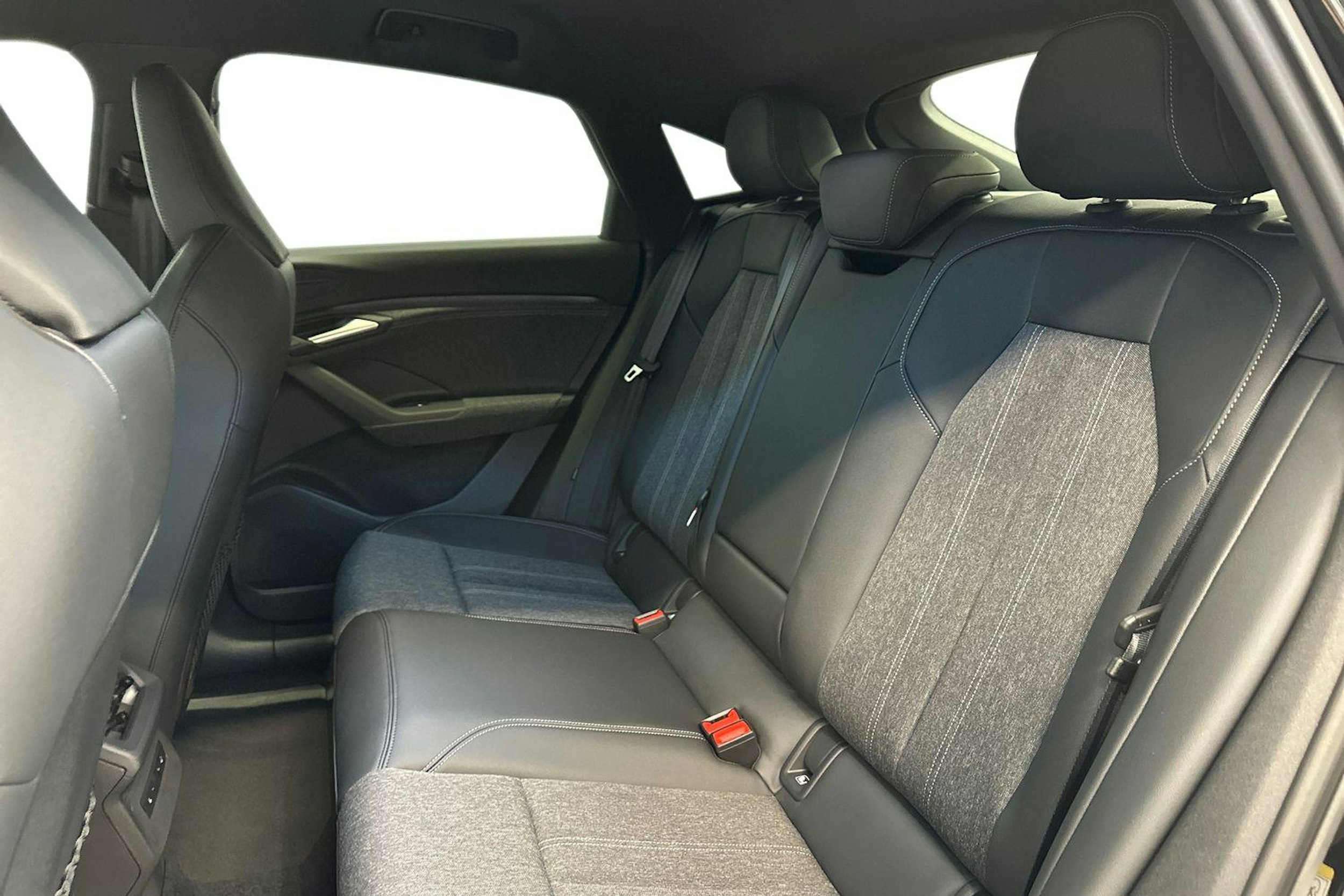 met. musta Audi Q6 e-tron 2025 kuva 8.