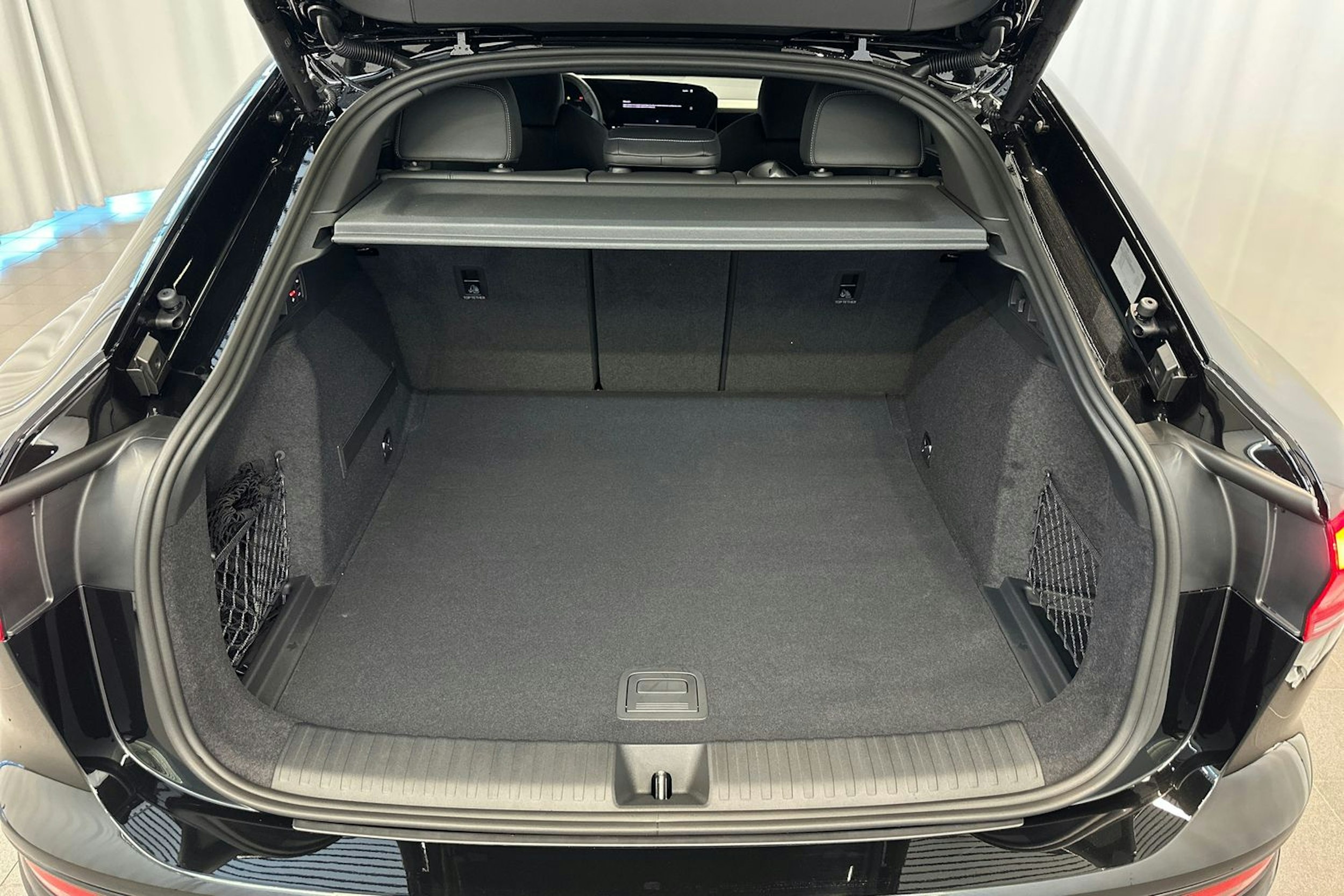 met. musta Audi Q6 e-tron 2025 kuva 11.