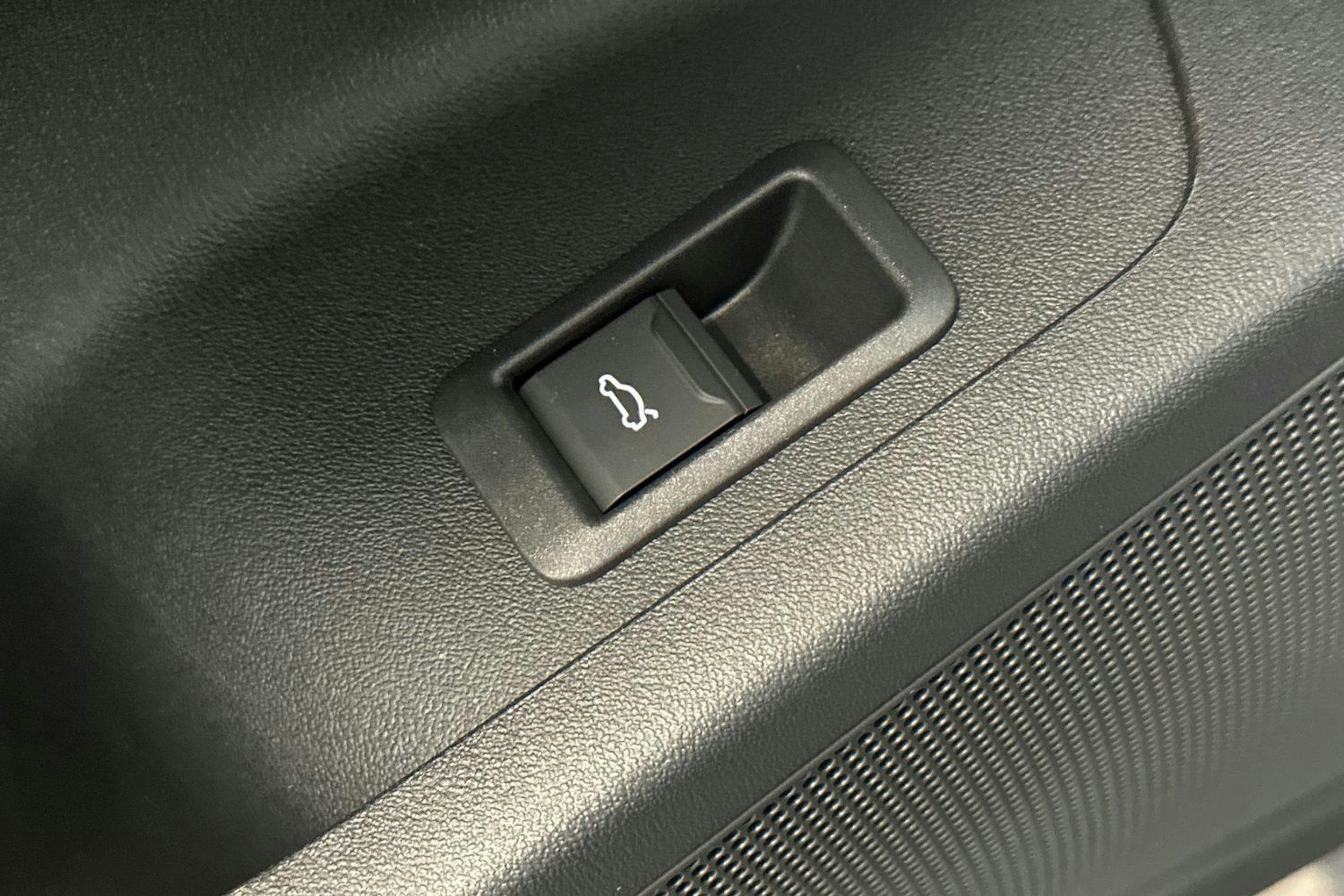 met. musta Audi Q6 e-tron 2025 kuva 18.