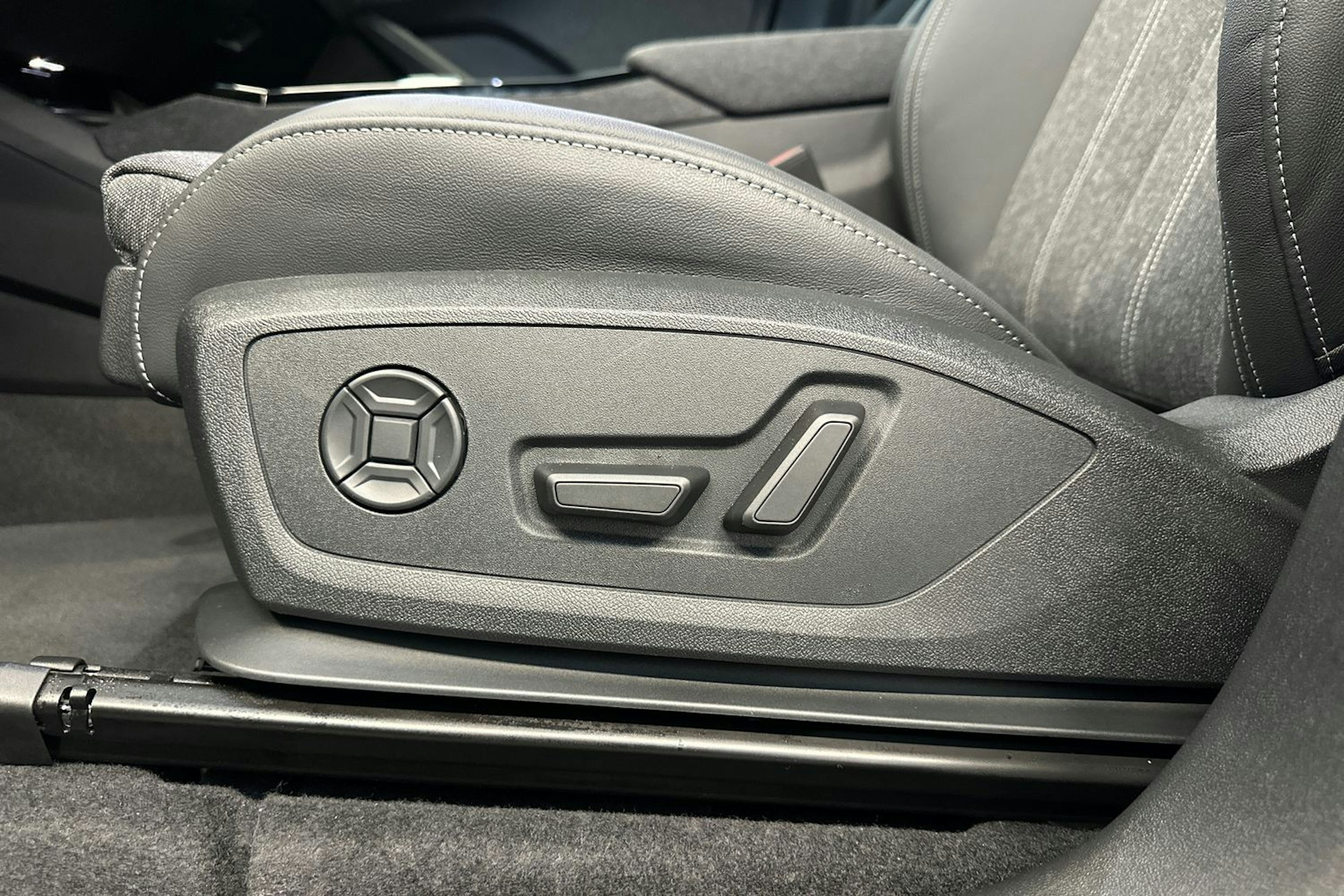 met. musta Audi Q6 e-tron 2025 kuva 19.