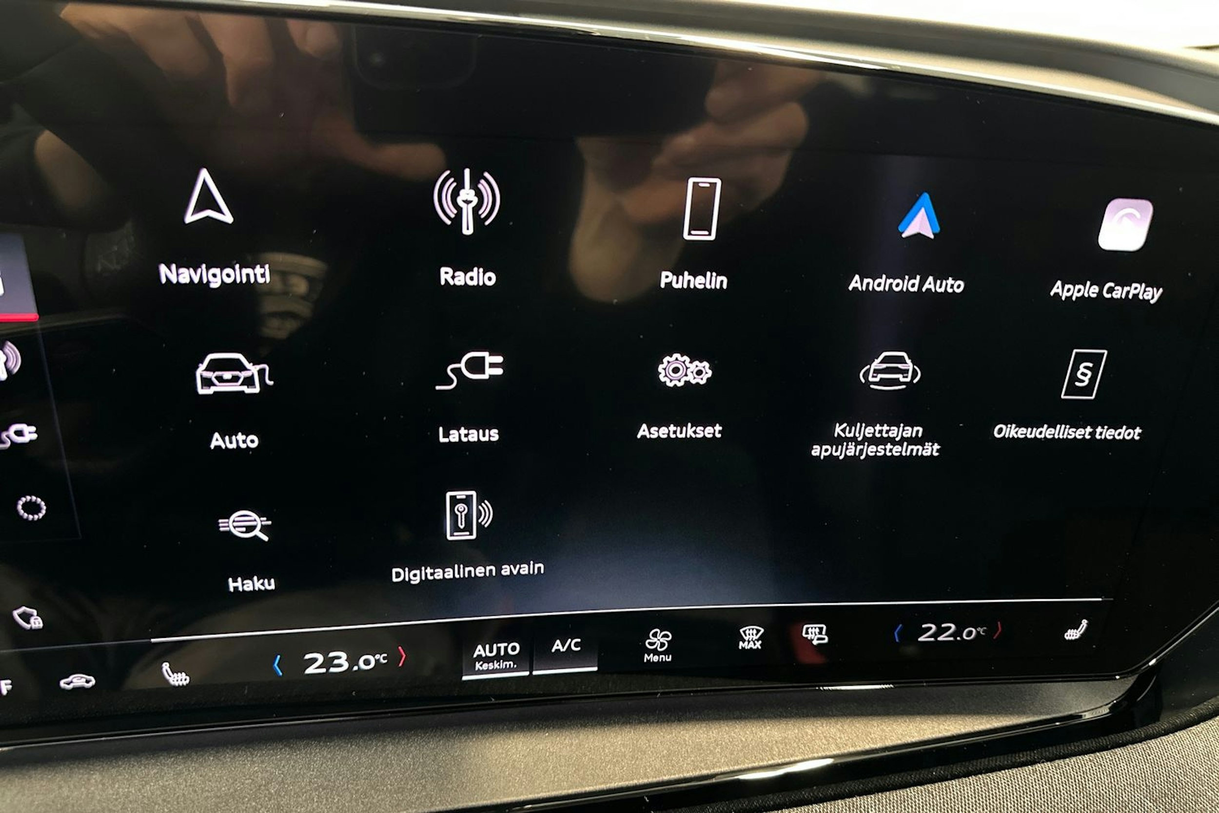 met. musta Audi Q6 e-tron 2025 kuva 26.