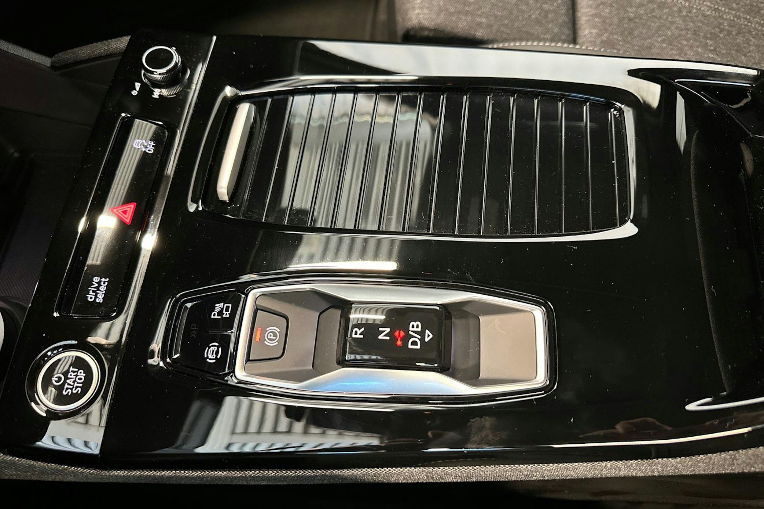 met. musta Audi Q6 e-tron 2025 kuva 28.