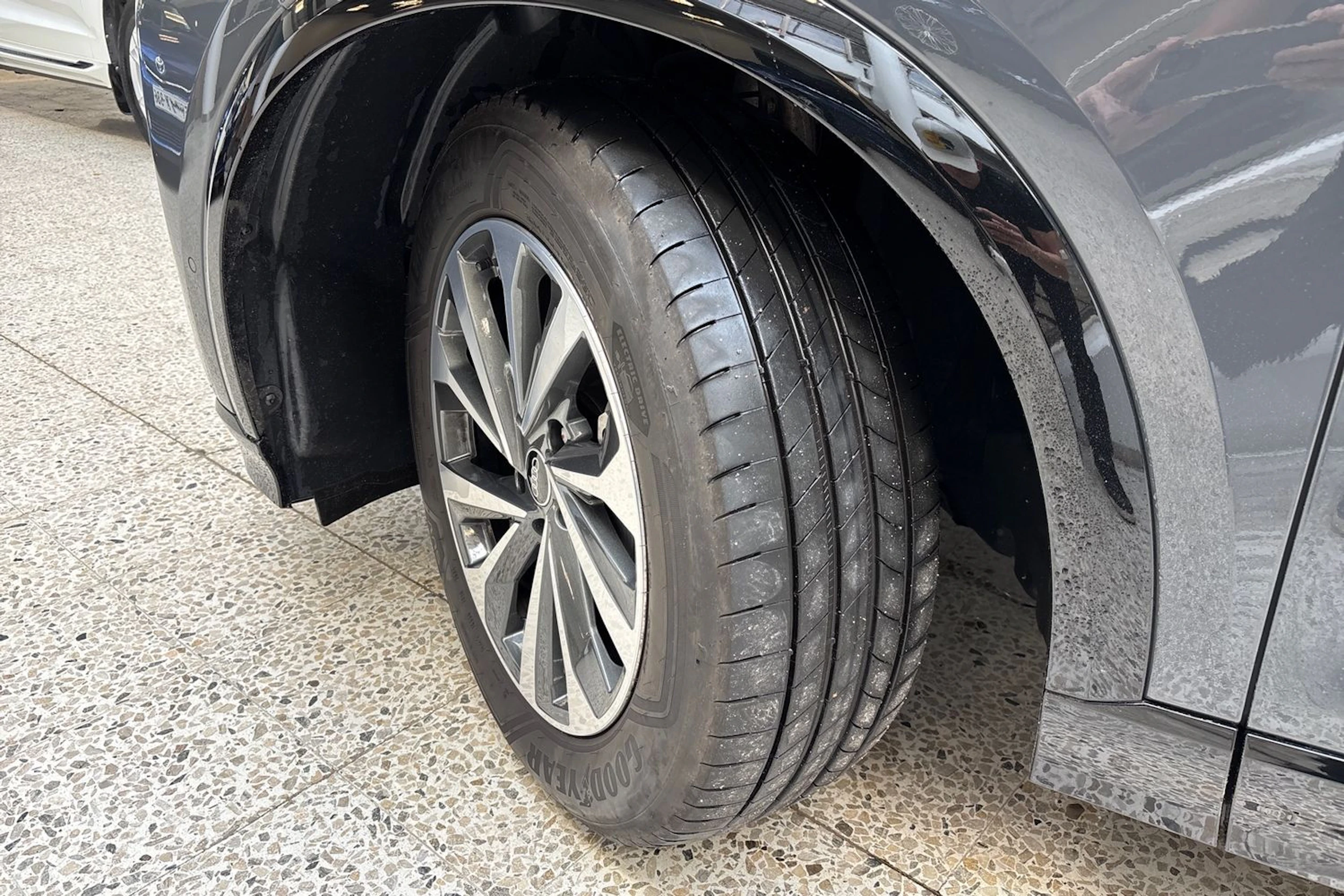 harmaa Audi Q6 e-tron 2025 kuva 10.