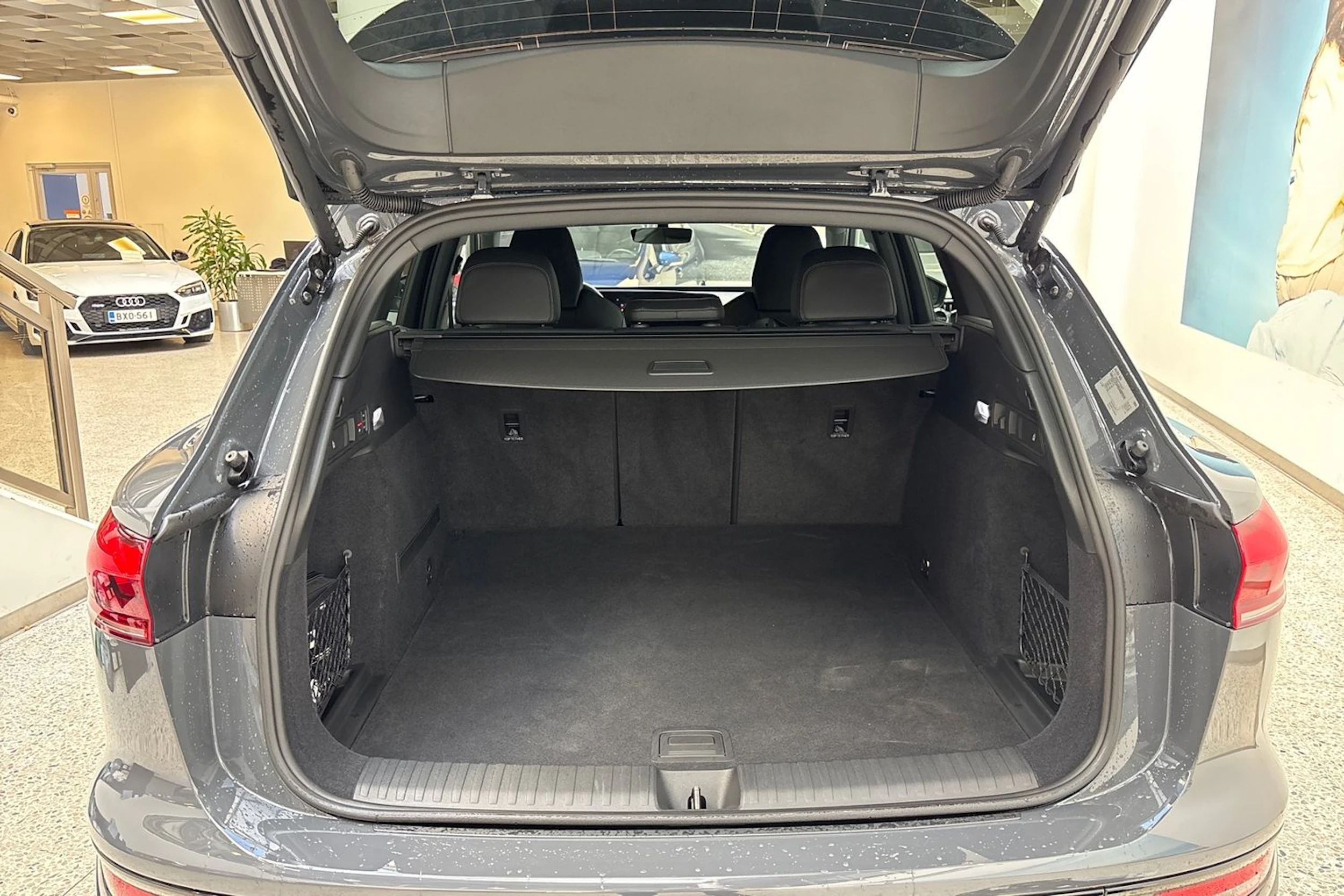 harmaa Audi Q6 e-tron 2025 kuva 11.